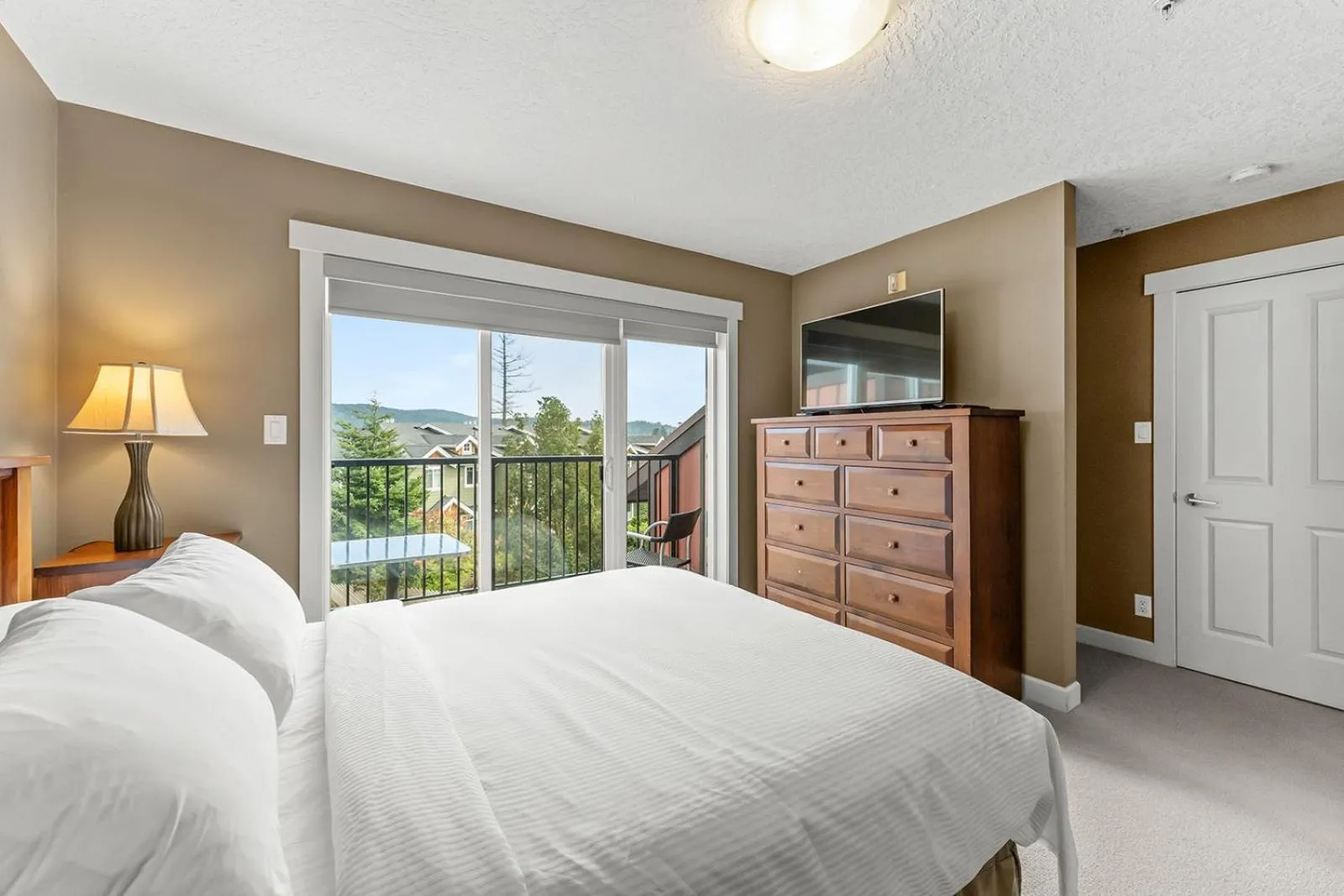 Bed in Sooke Harbour Resort & Marina