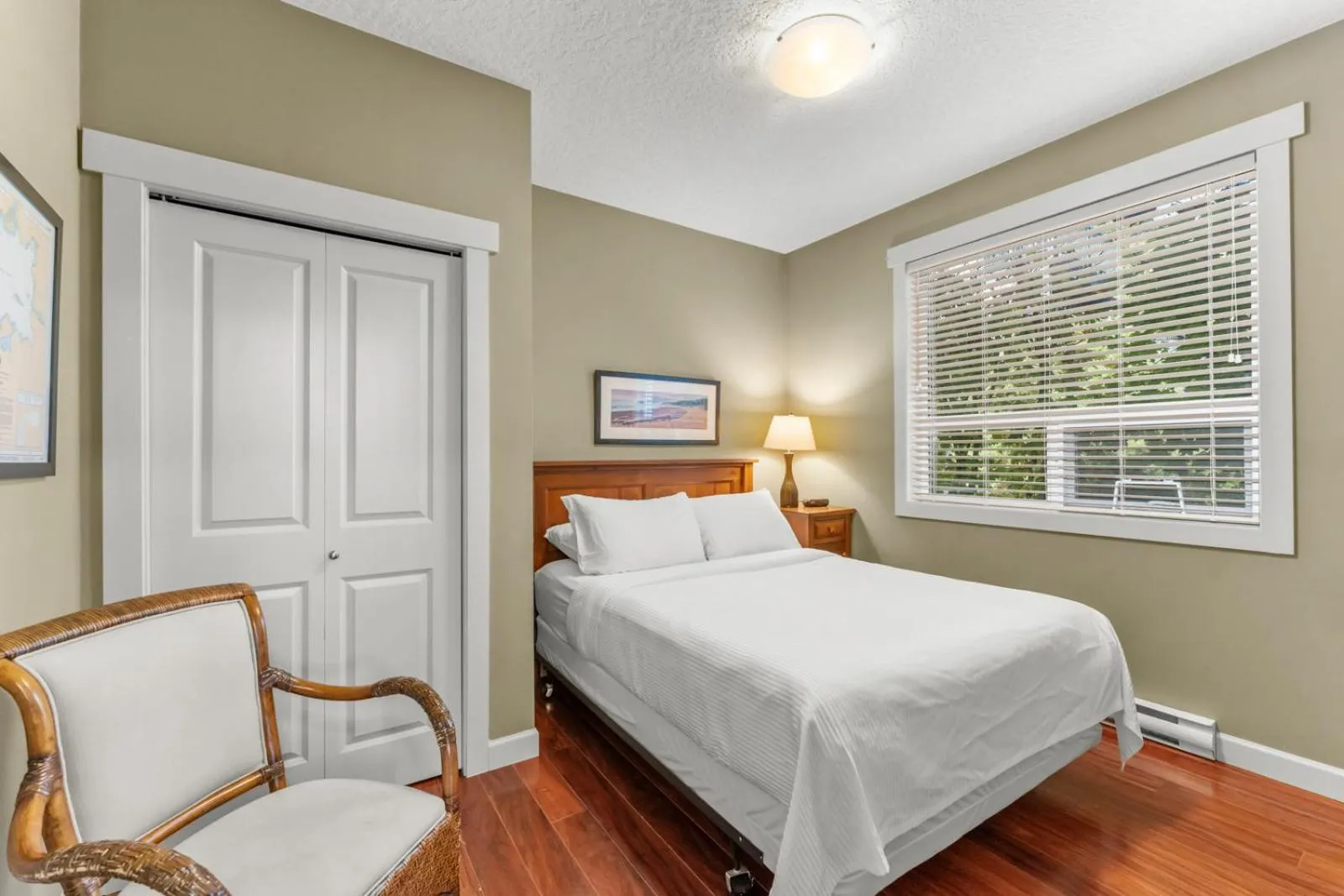 Bed in Sooke Harbour Resort & Marina