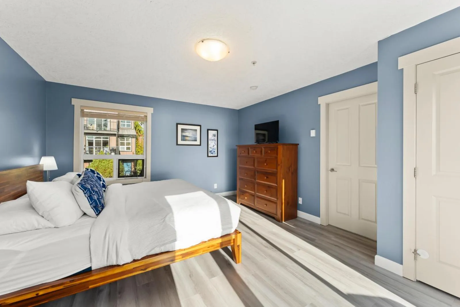 Bed in Sooke Harbour Resort & Marina