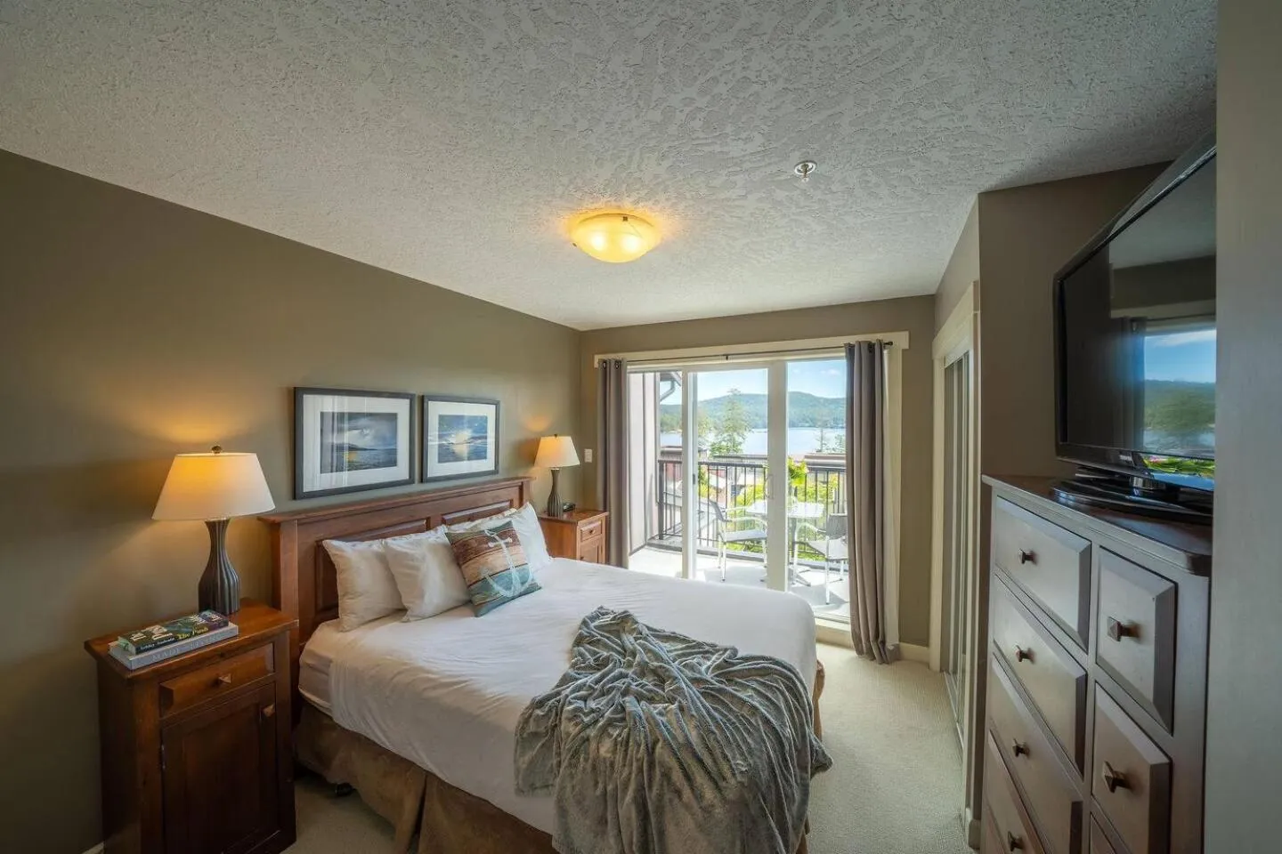 Bed in Sooke Harbour Resort & Marina