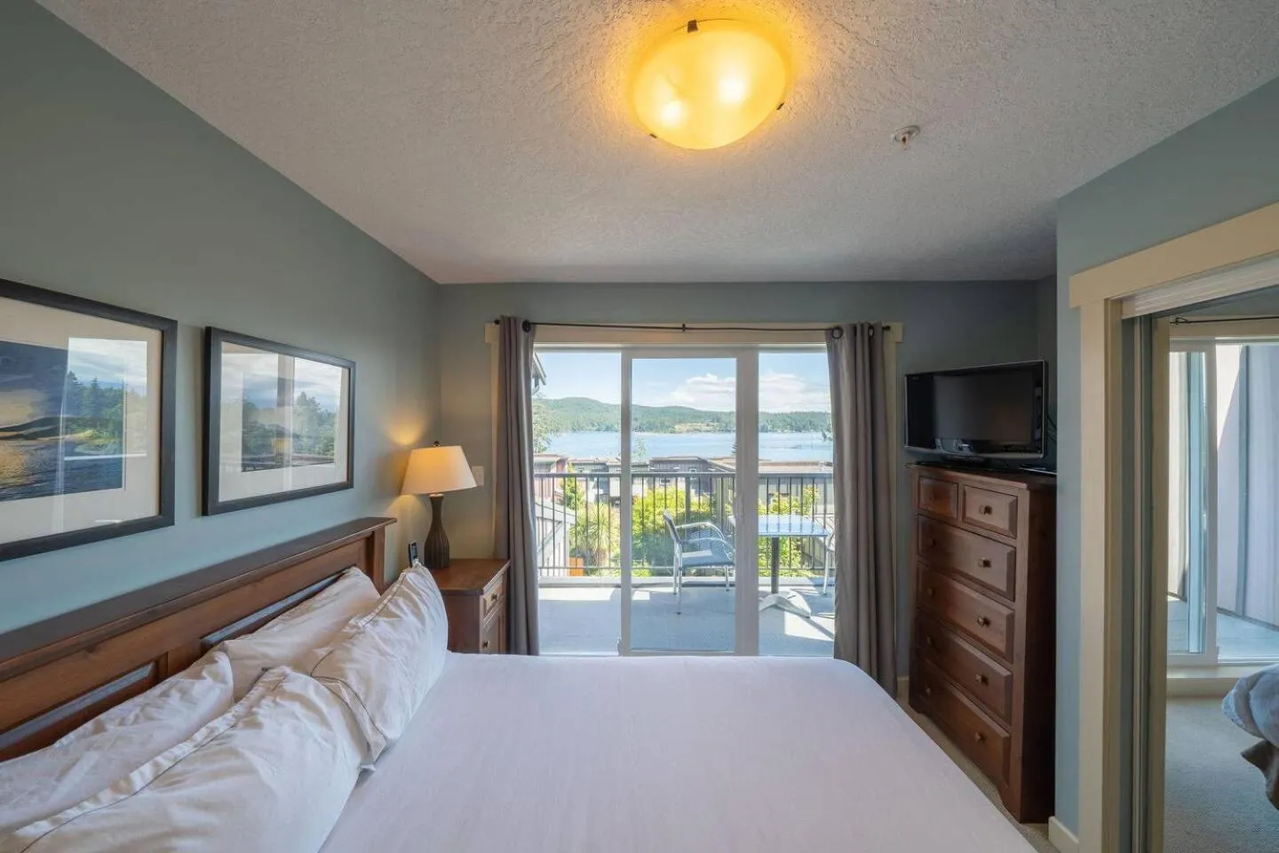 Bed in Sooke Harbour Resort & Marina