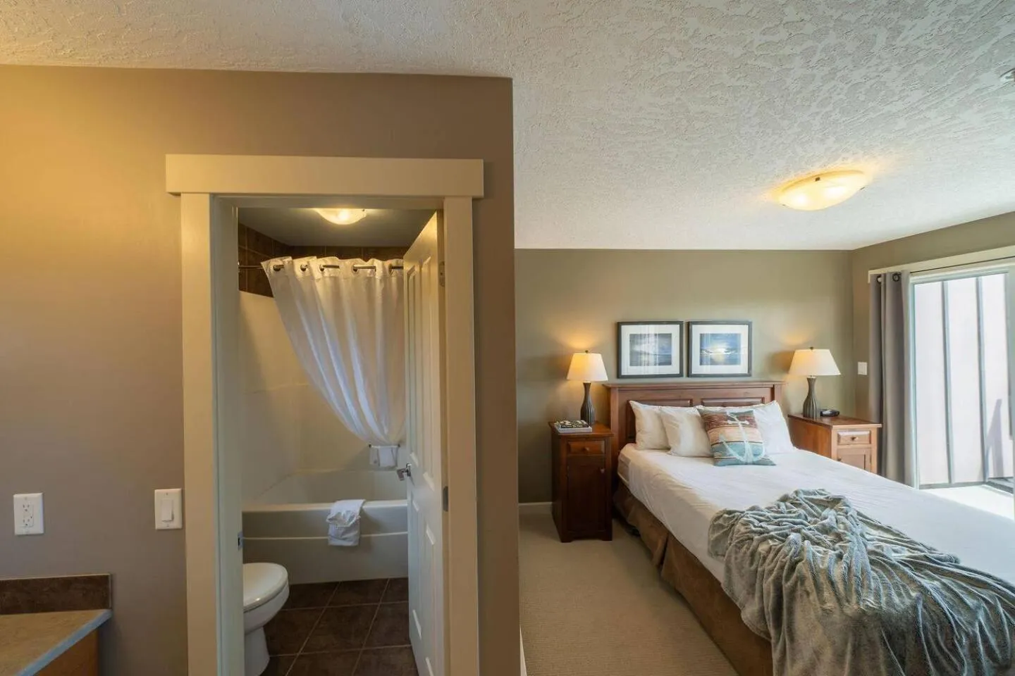 Bed in Sooke Harbour Resort & Marina