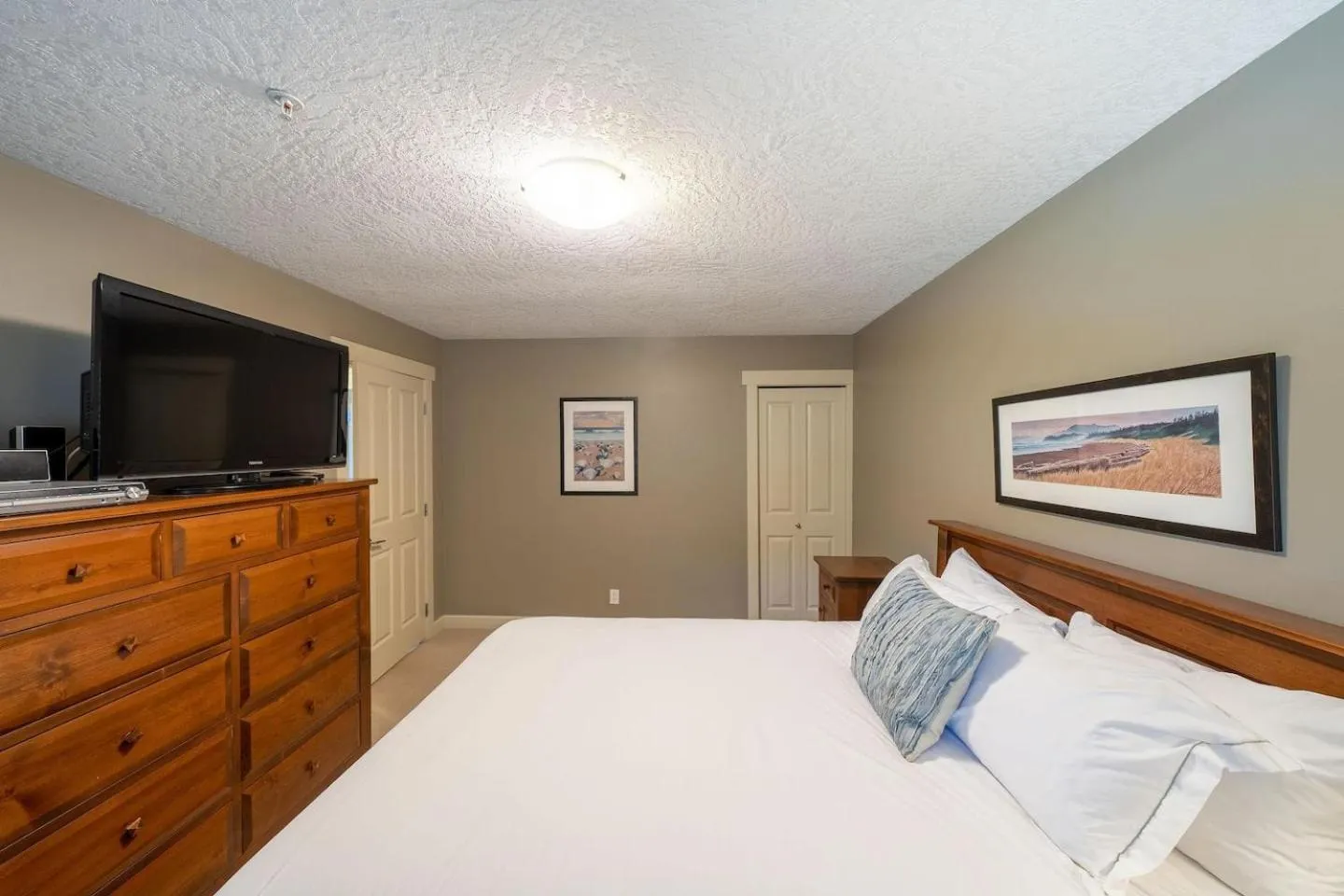 Bed in Sooke Harbour Resort & Marina