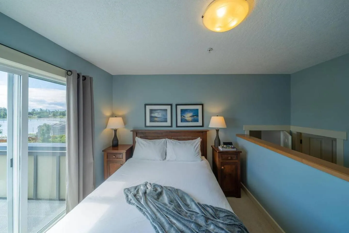Bed in Sooke Harbour Resort & Marina