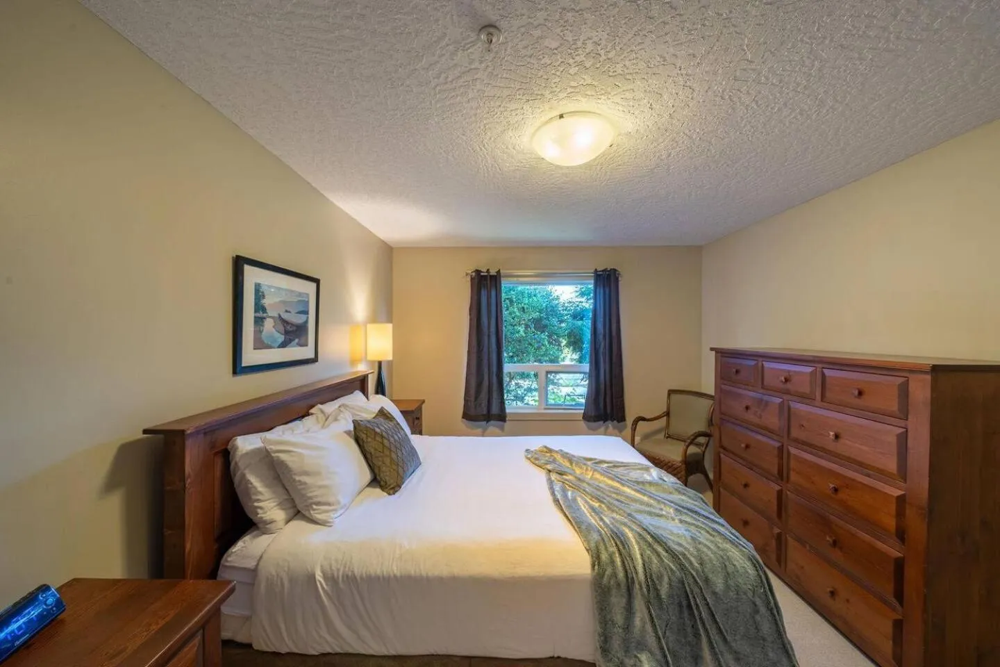 Bed in Sooke Harbour Resort & Marina