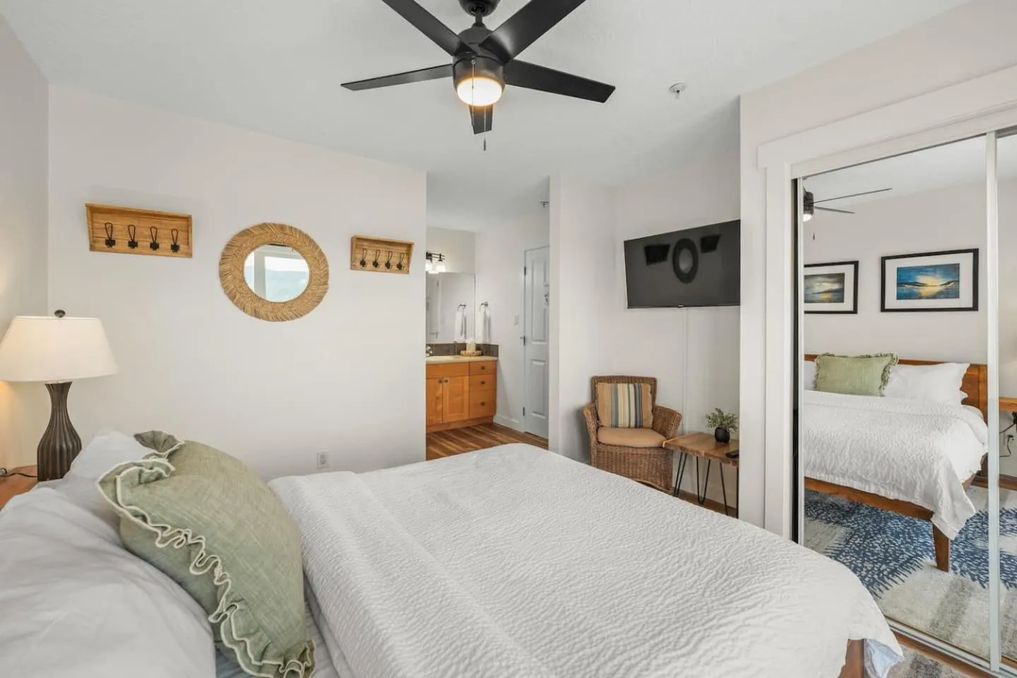 Bed in Sooke Harbour Resort & Marina