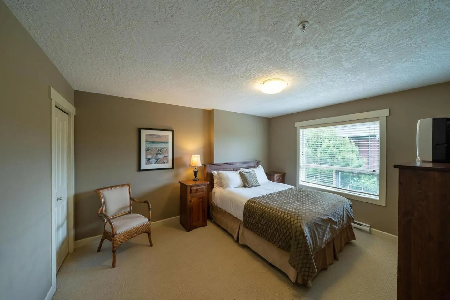 Bed in Sooke Harbour Resort & Marina