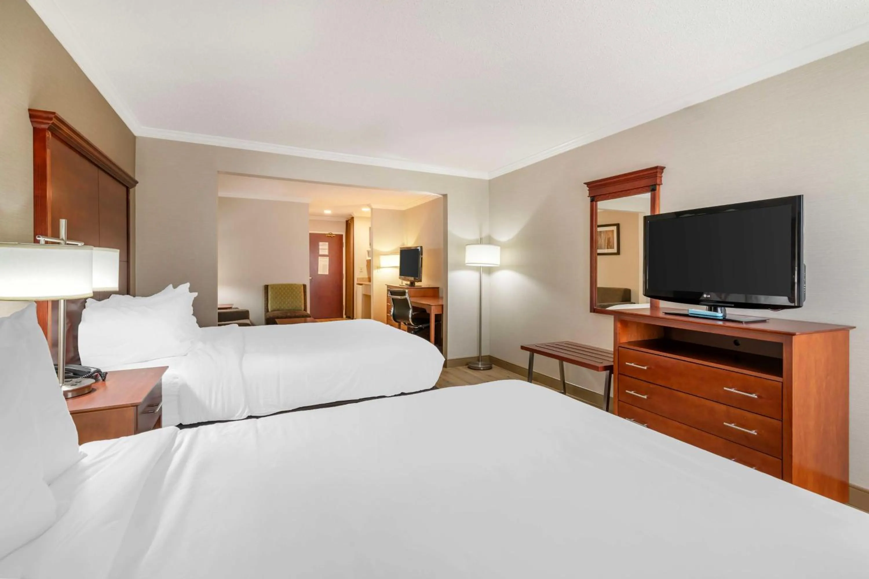 Photo of the whole room, Bed in Best Western Liverpool-Syracuse Inn & Suites