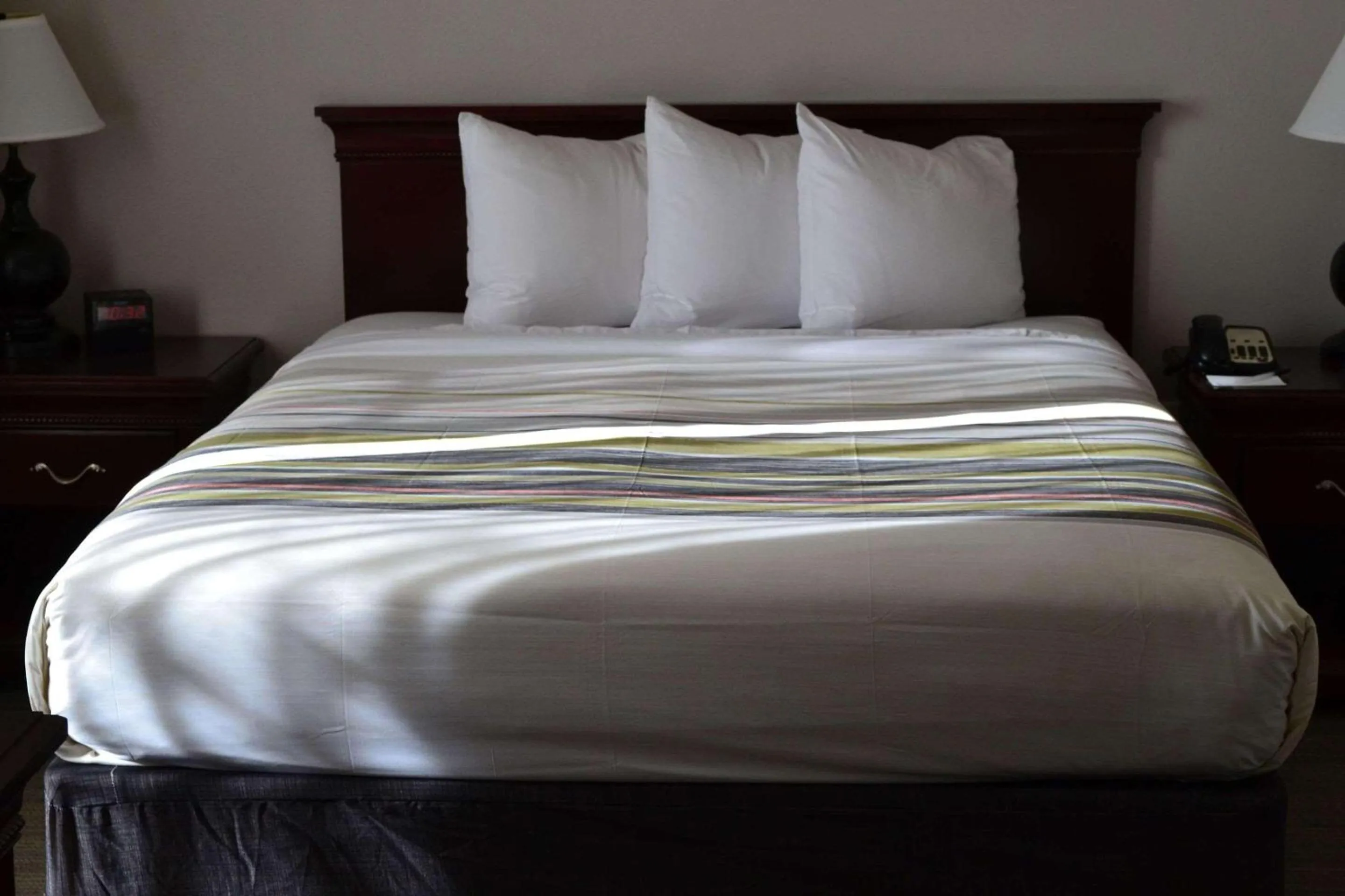 Bedroom, Bed in Country Inn & Suites by Radisson, Gurnee, IL