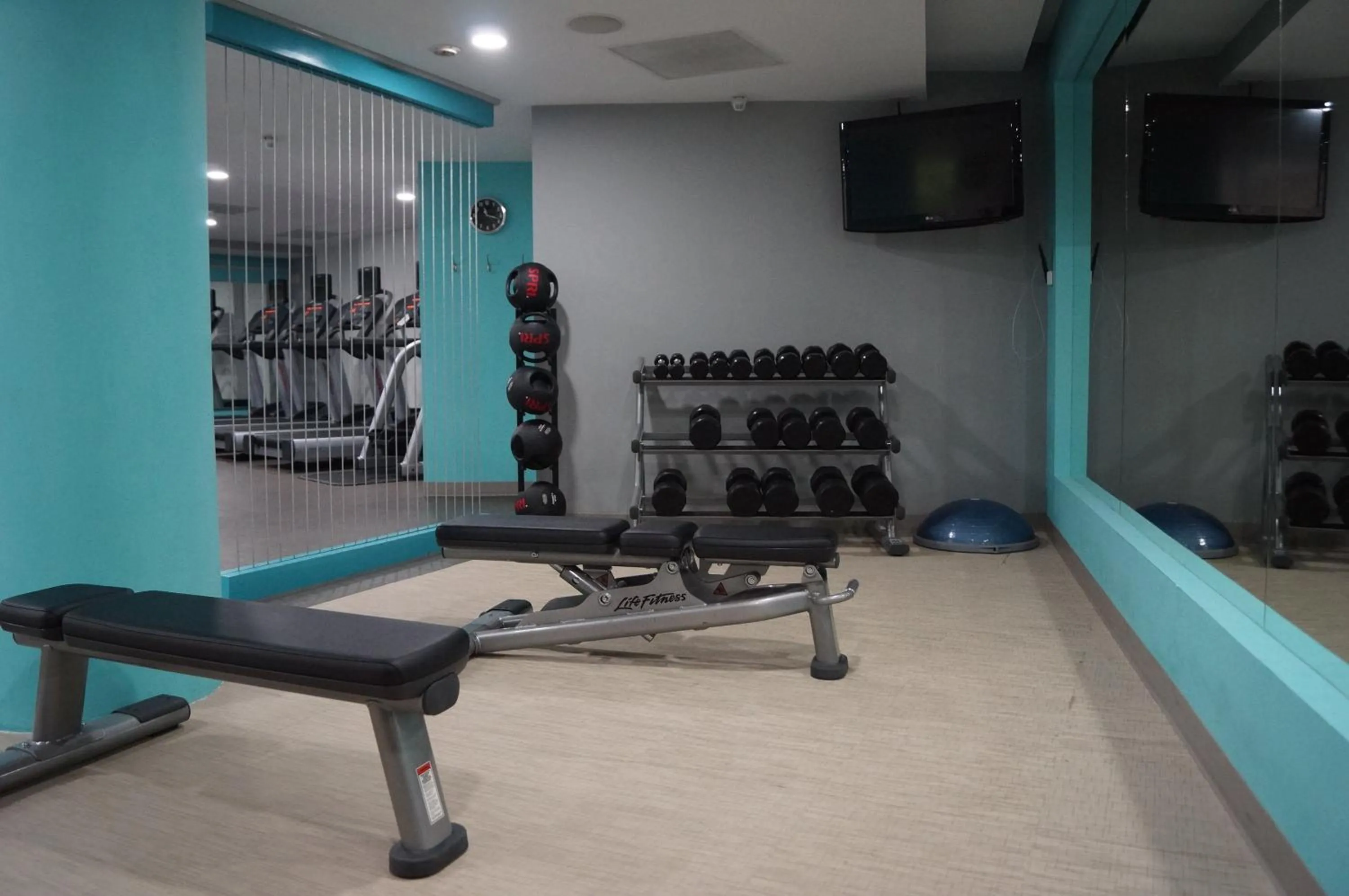 Fitness centre/facilities in Holiday Inn Tuxpan - Convention Center by IHG