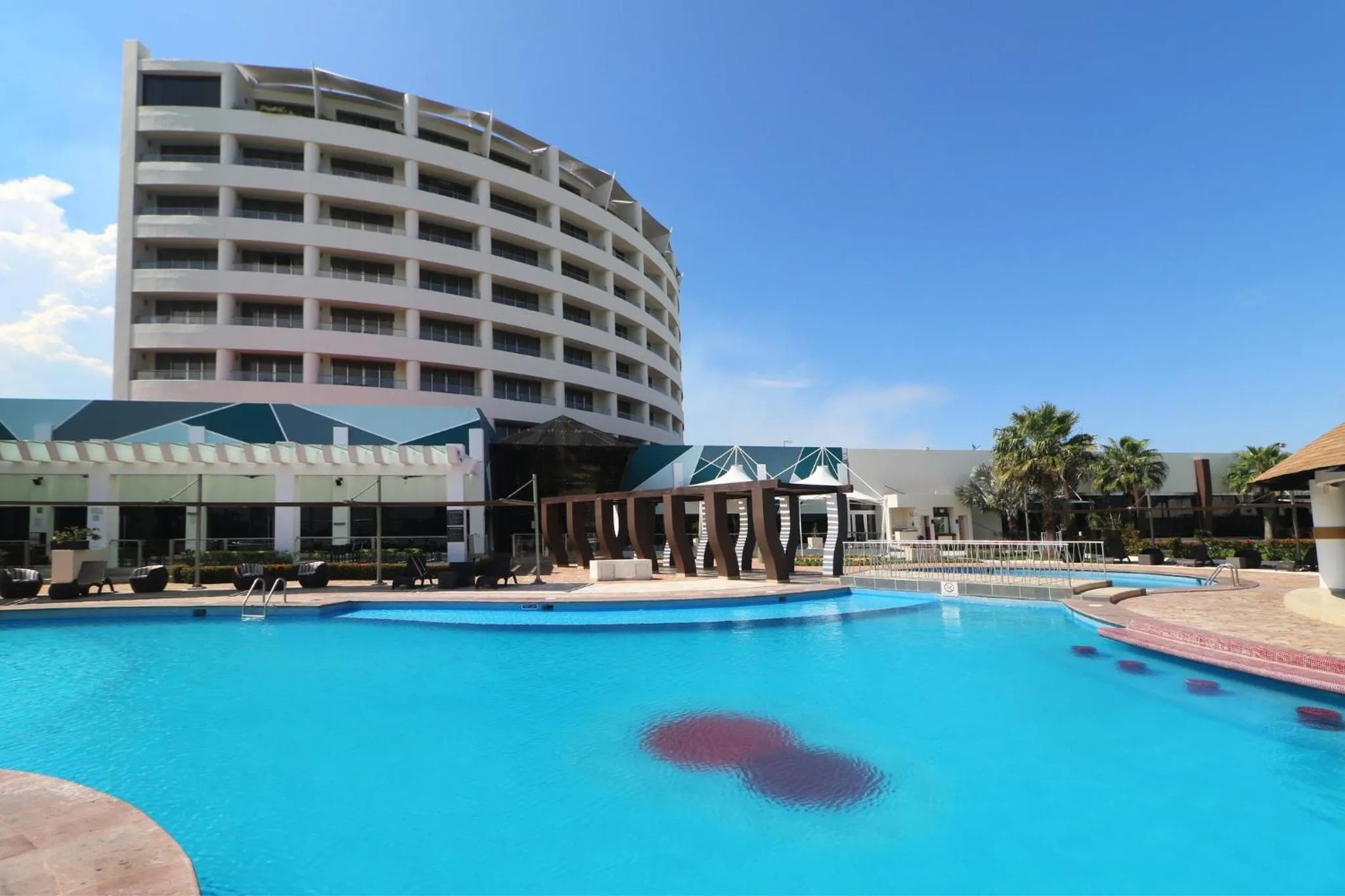 Swimming pool in Holiday Inn Tuxpan - Convention Center by IHG