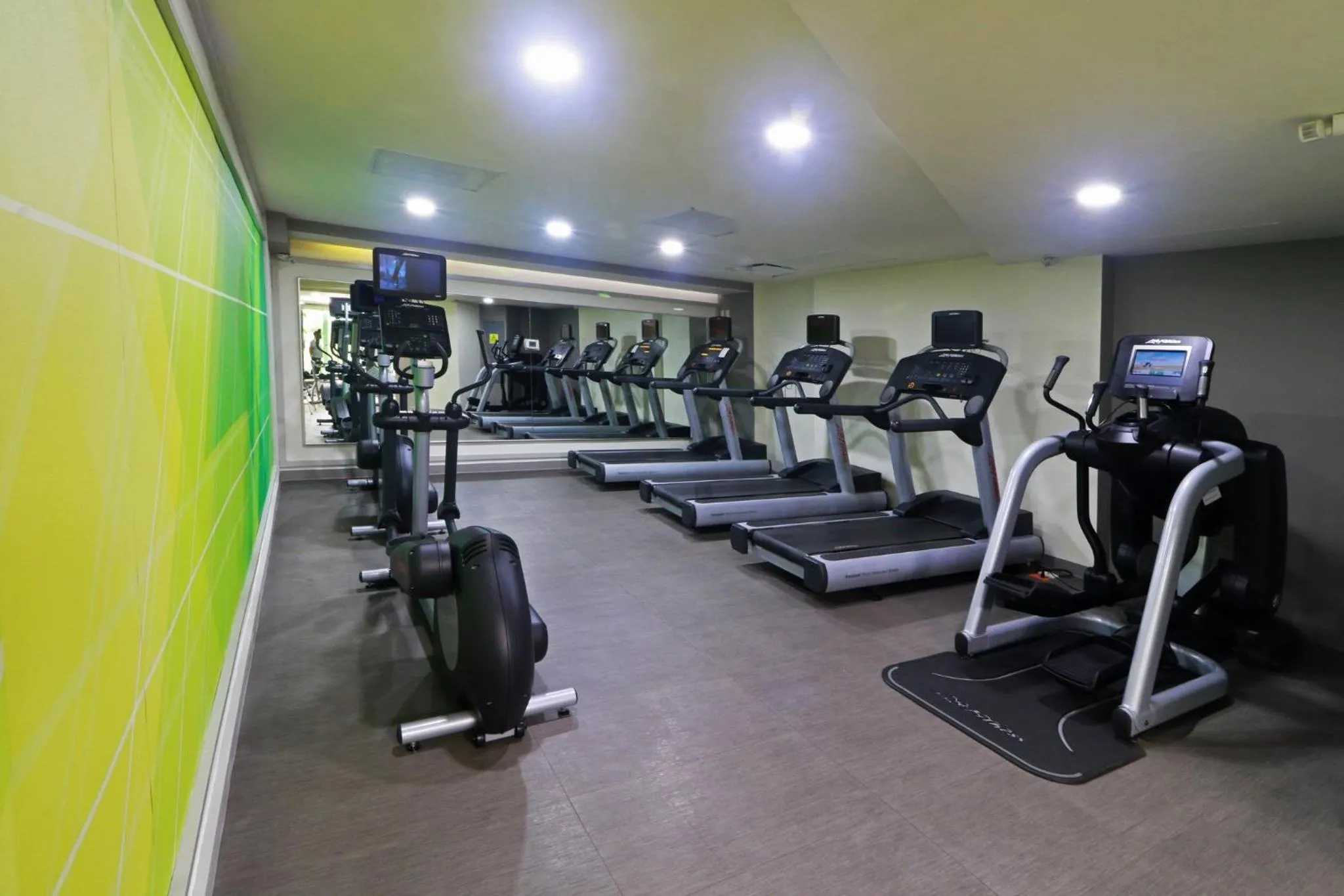 Fitness centre/facilities in Holiday Inn Tuxpan - Convention Center by IHG