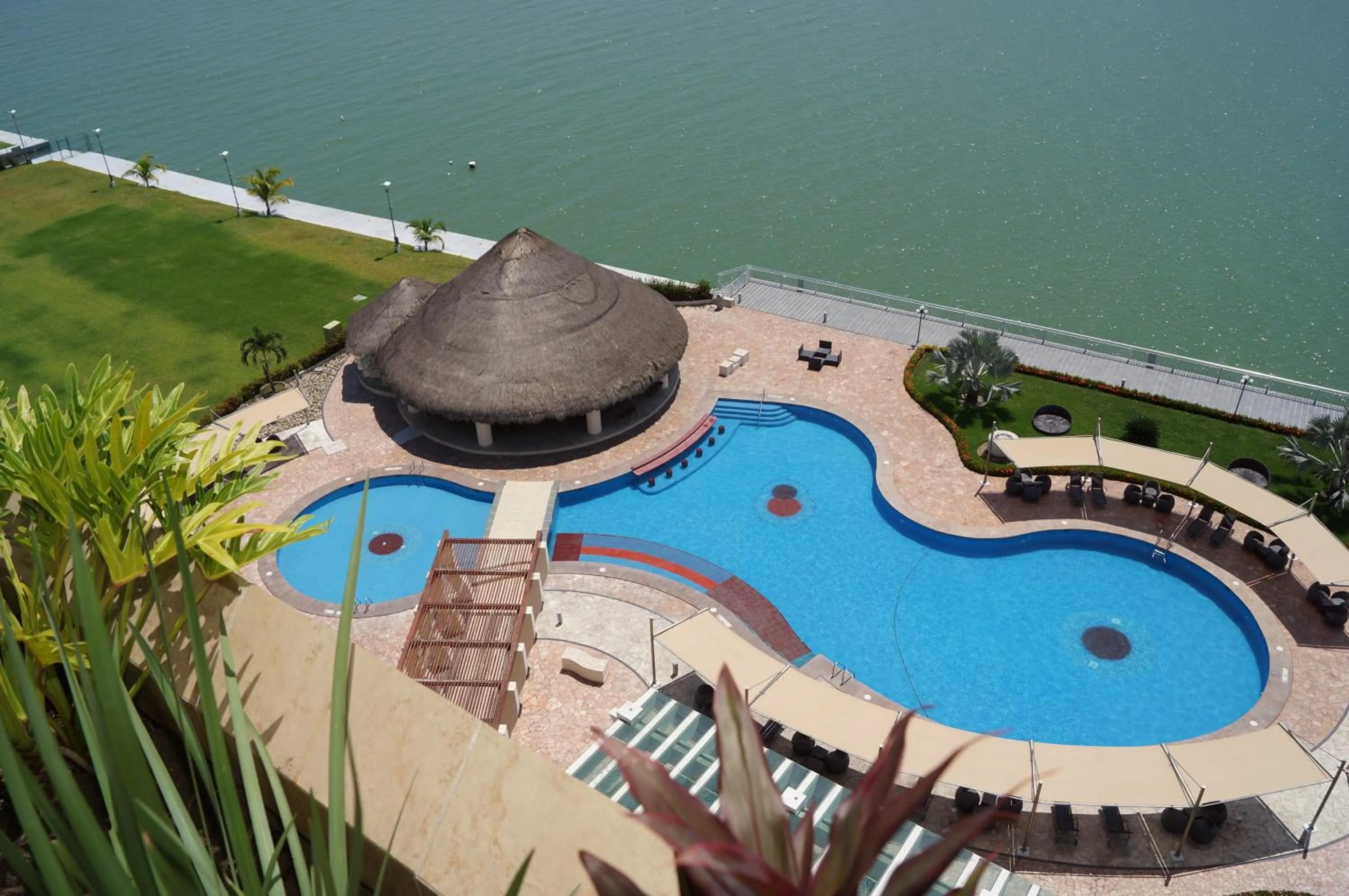 Swimming pool in Holiday Inn Tuxpan - Convention Center by IHG