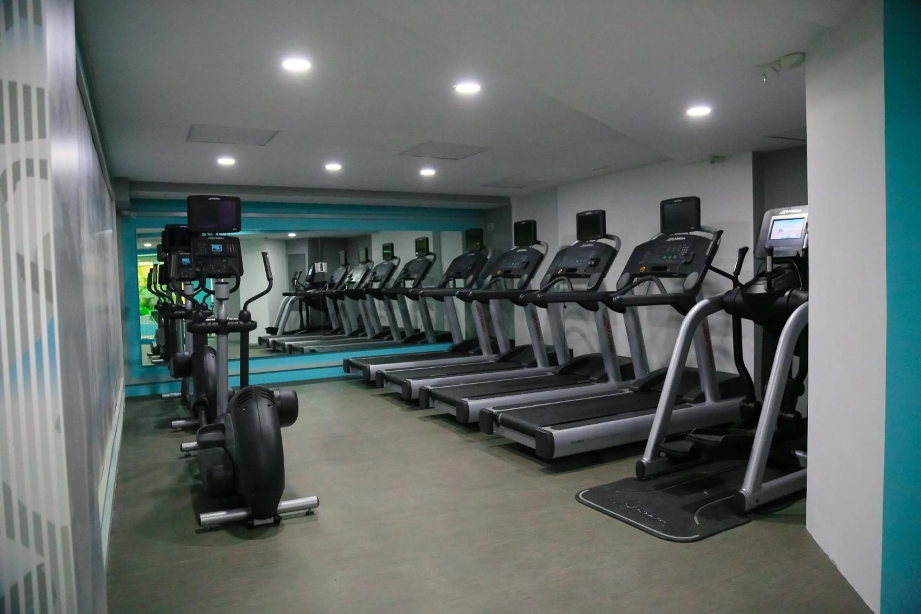 Fitness centre/facilities in Holiday Inn Tuxpan - Convention Center by IHG
