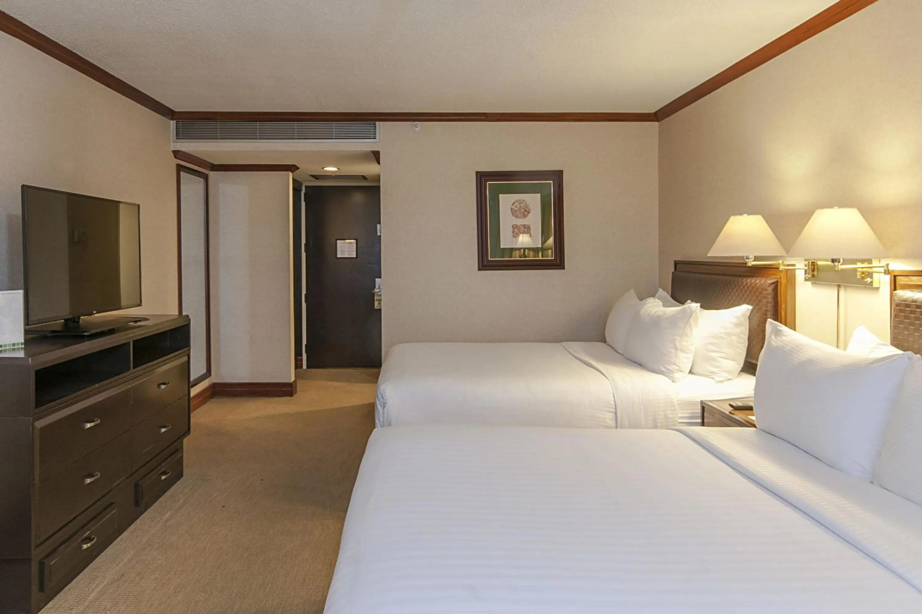 Photo of the whole room, Bed in Delta Hotels by Marriott San Jose Aurola