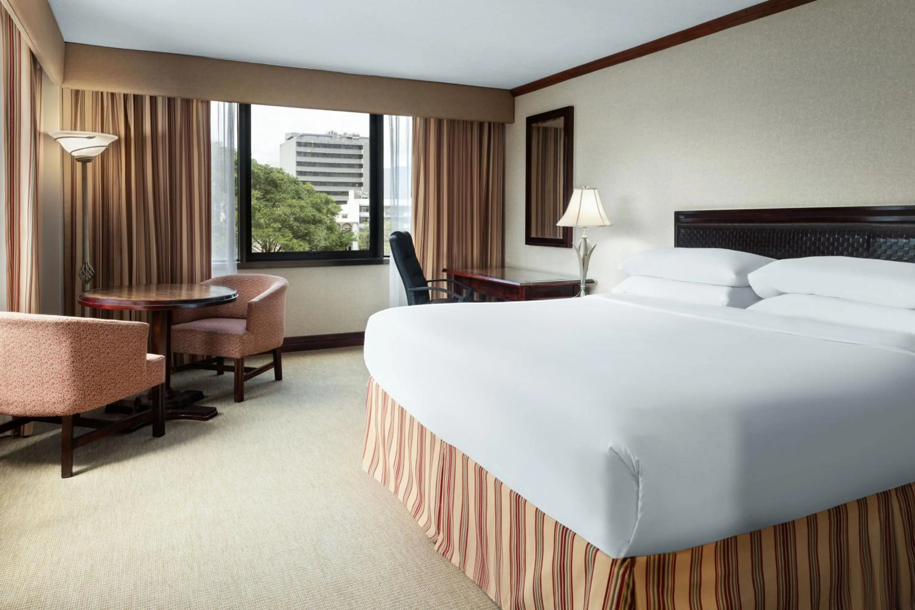 Photo of the whole room, Bed in Delta Hotels by Marriott San Jose Aurola