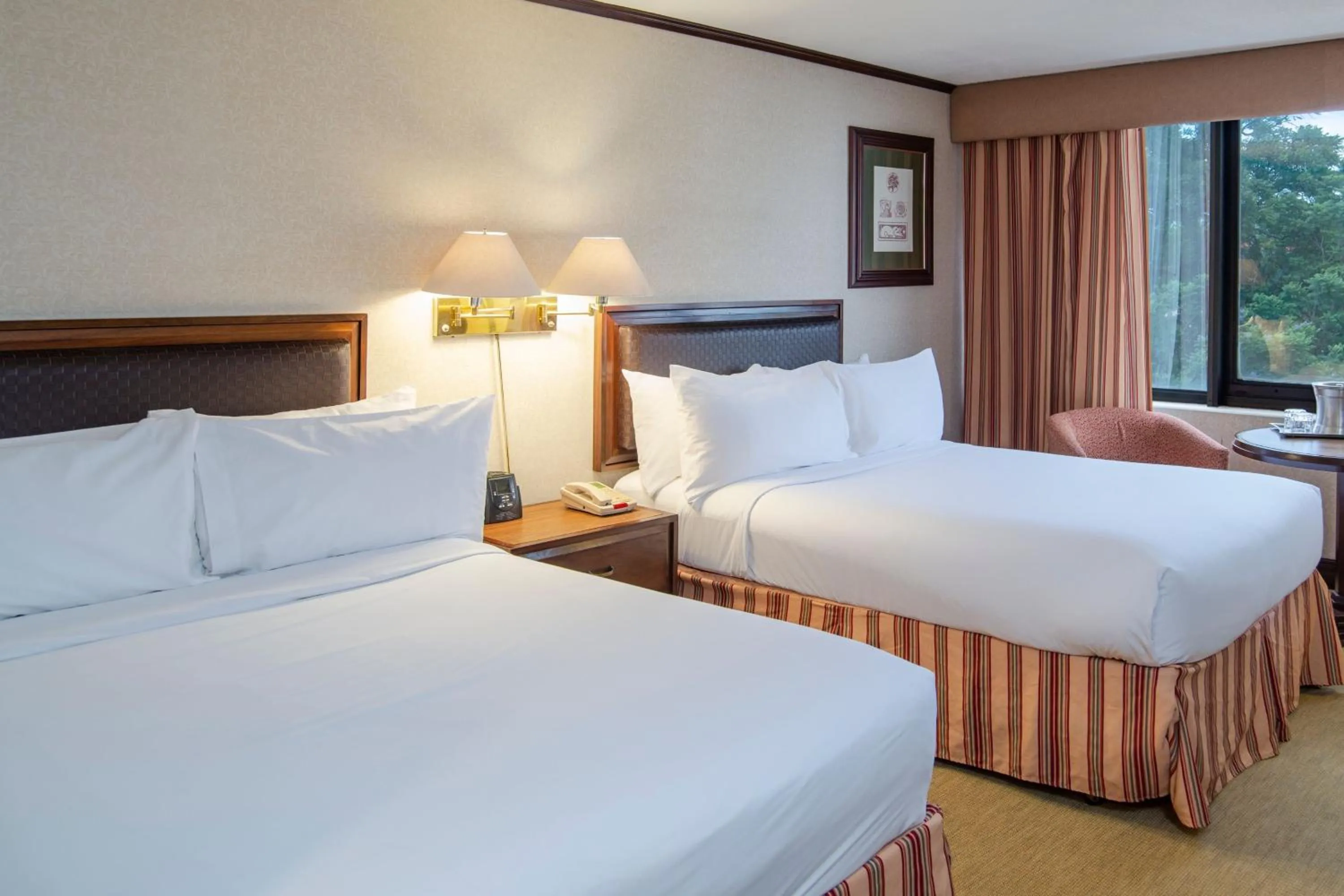 Photo of the whole room, Bed in Delta Hotels by Marriott San Jose Aurola