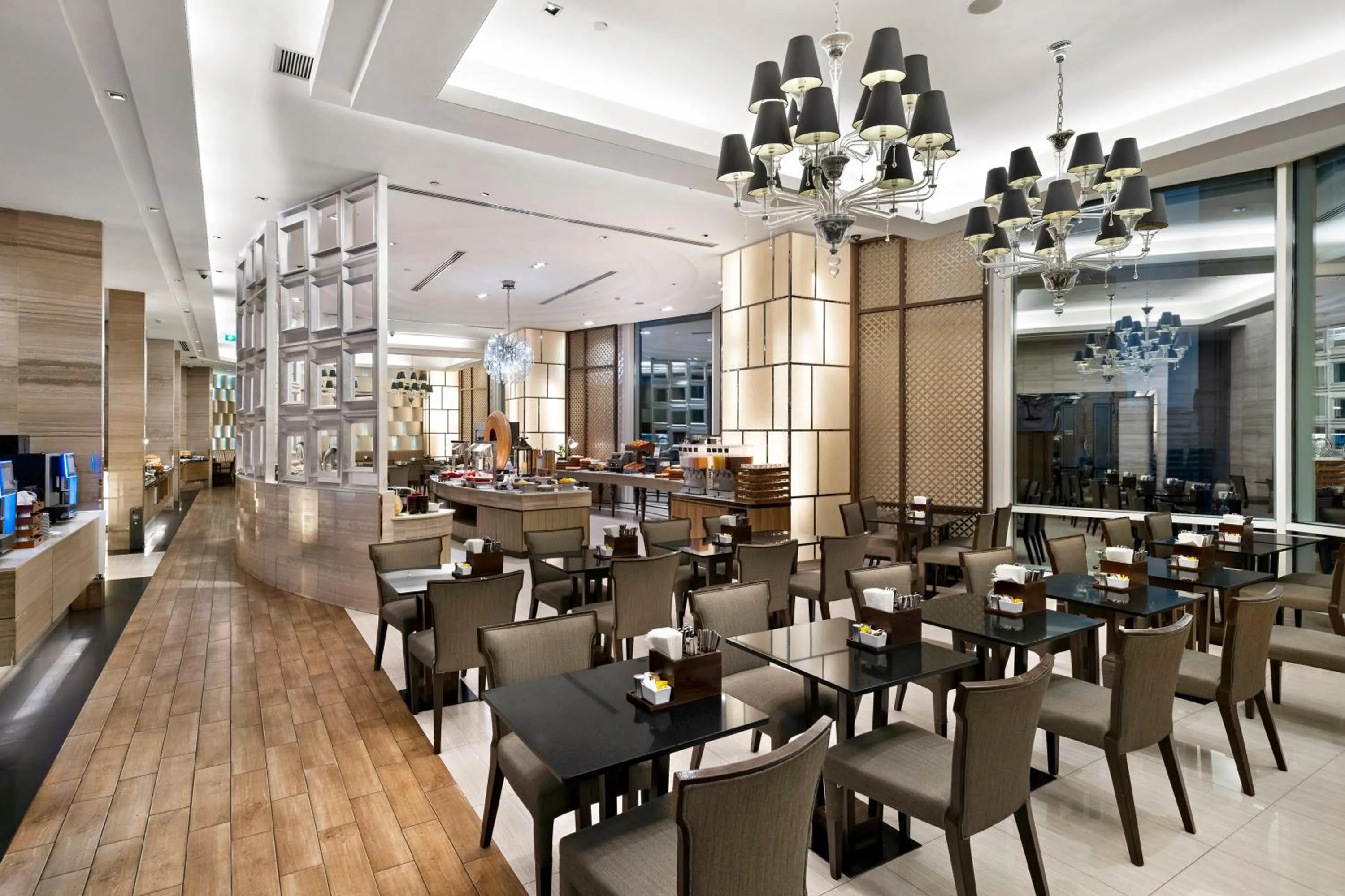 Restaurant/places to eat in Grande Centre Point Hotel Terminal21