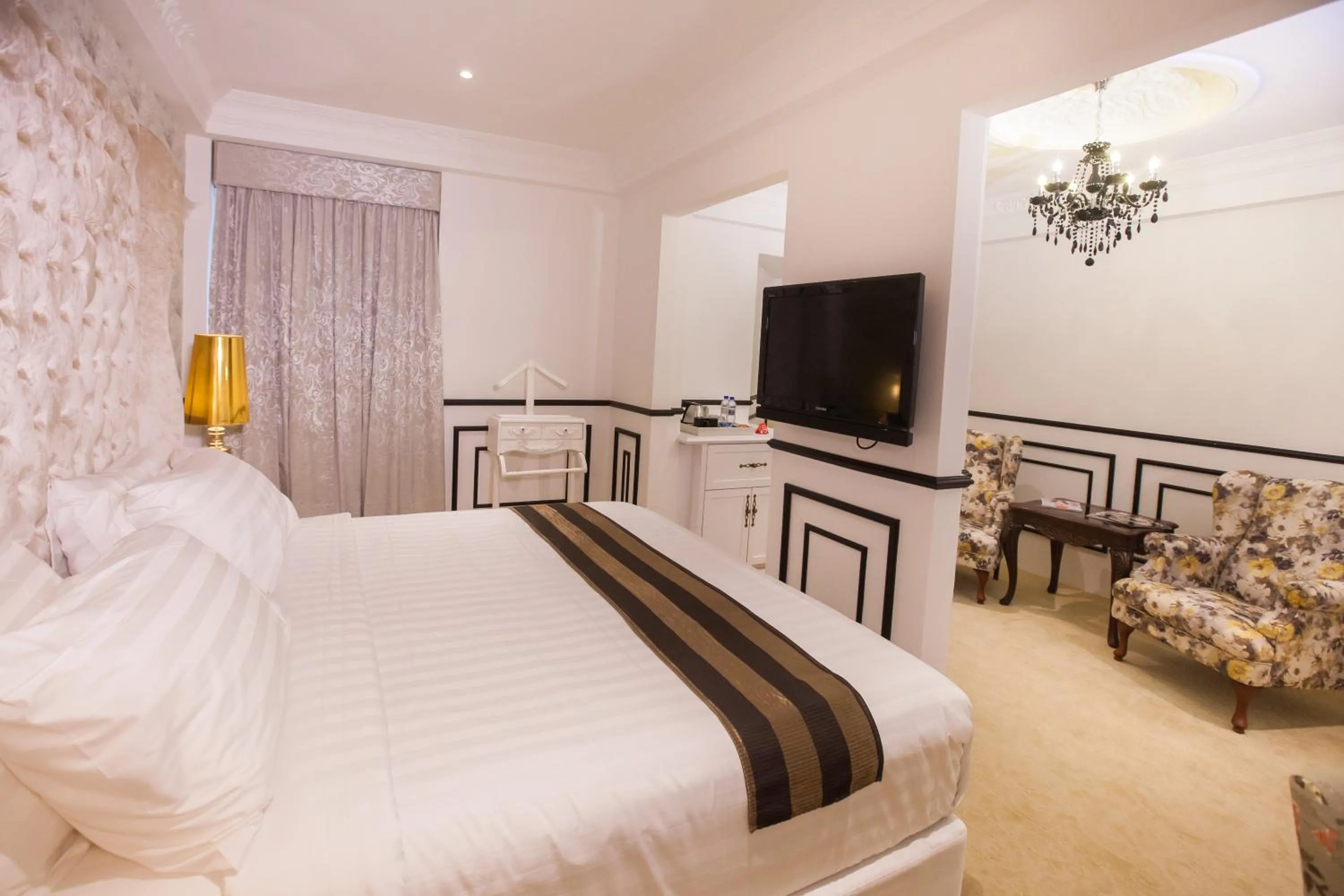 Photo of the whole room, Bed in Apple Heritage Hotel