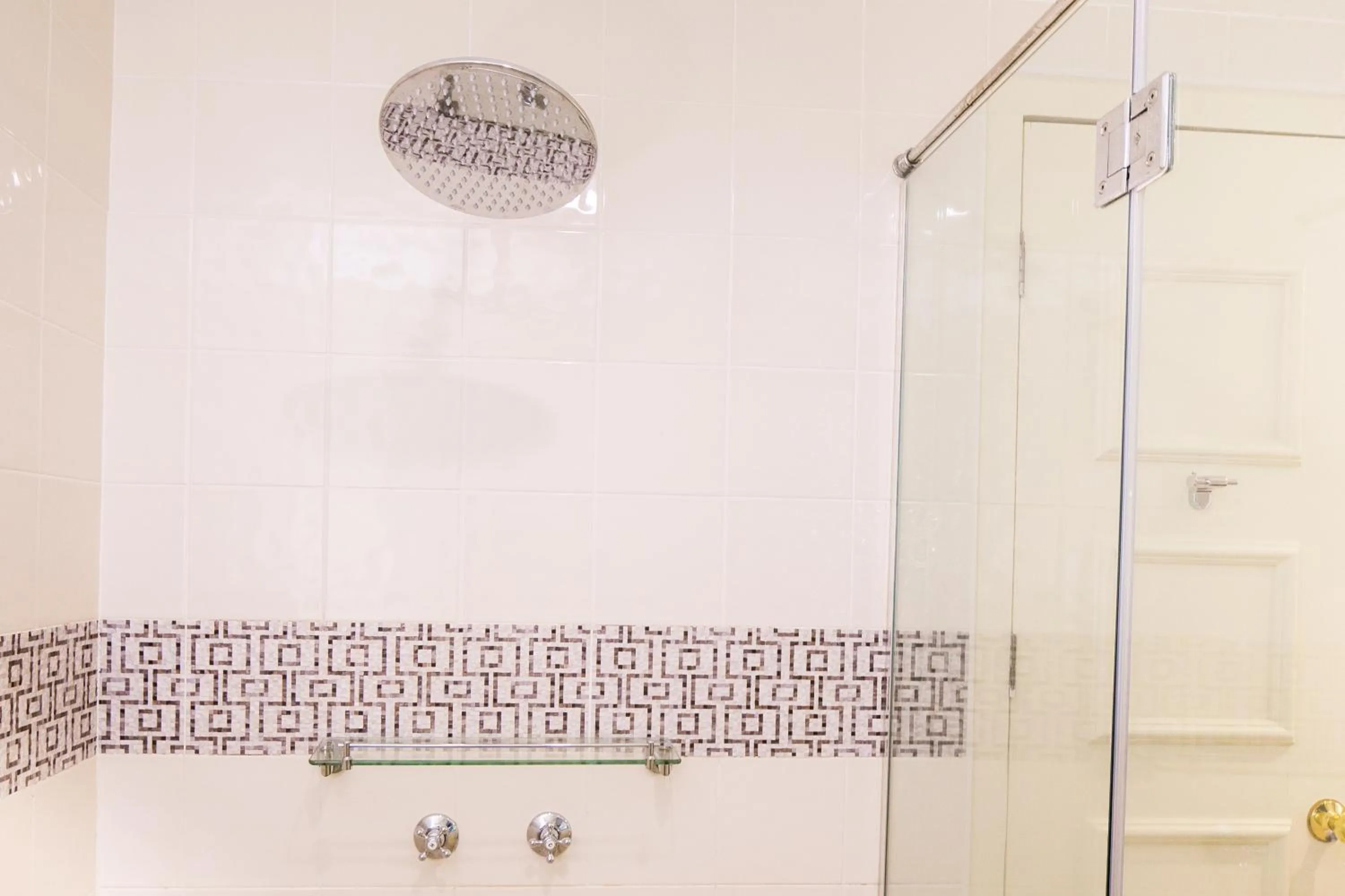 Shower in Apple Heritage Hotel