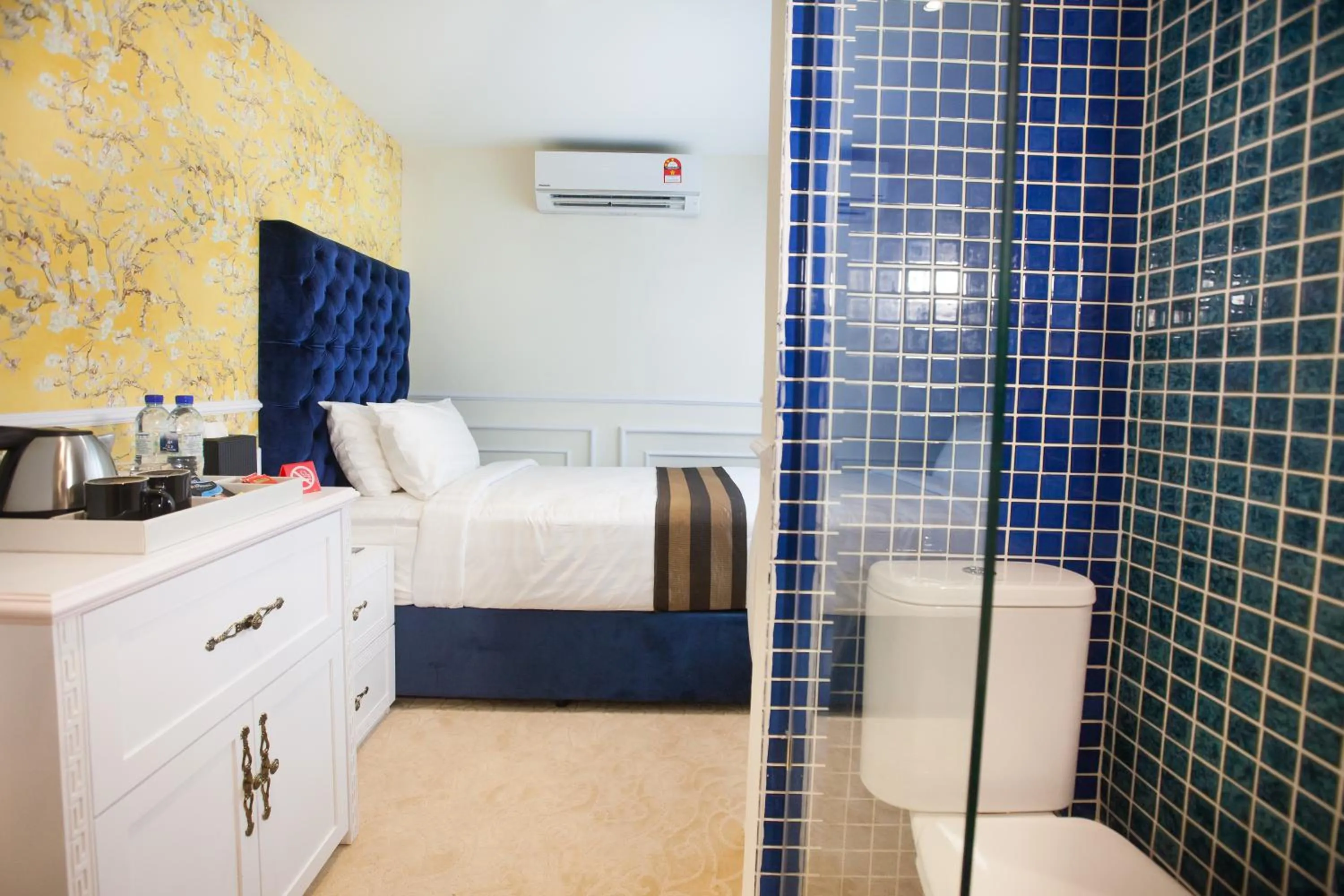 Photo of the whole room, Bed in Apple Heritage Hotel