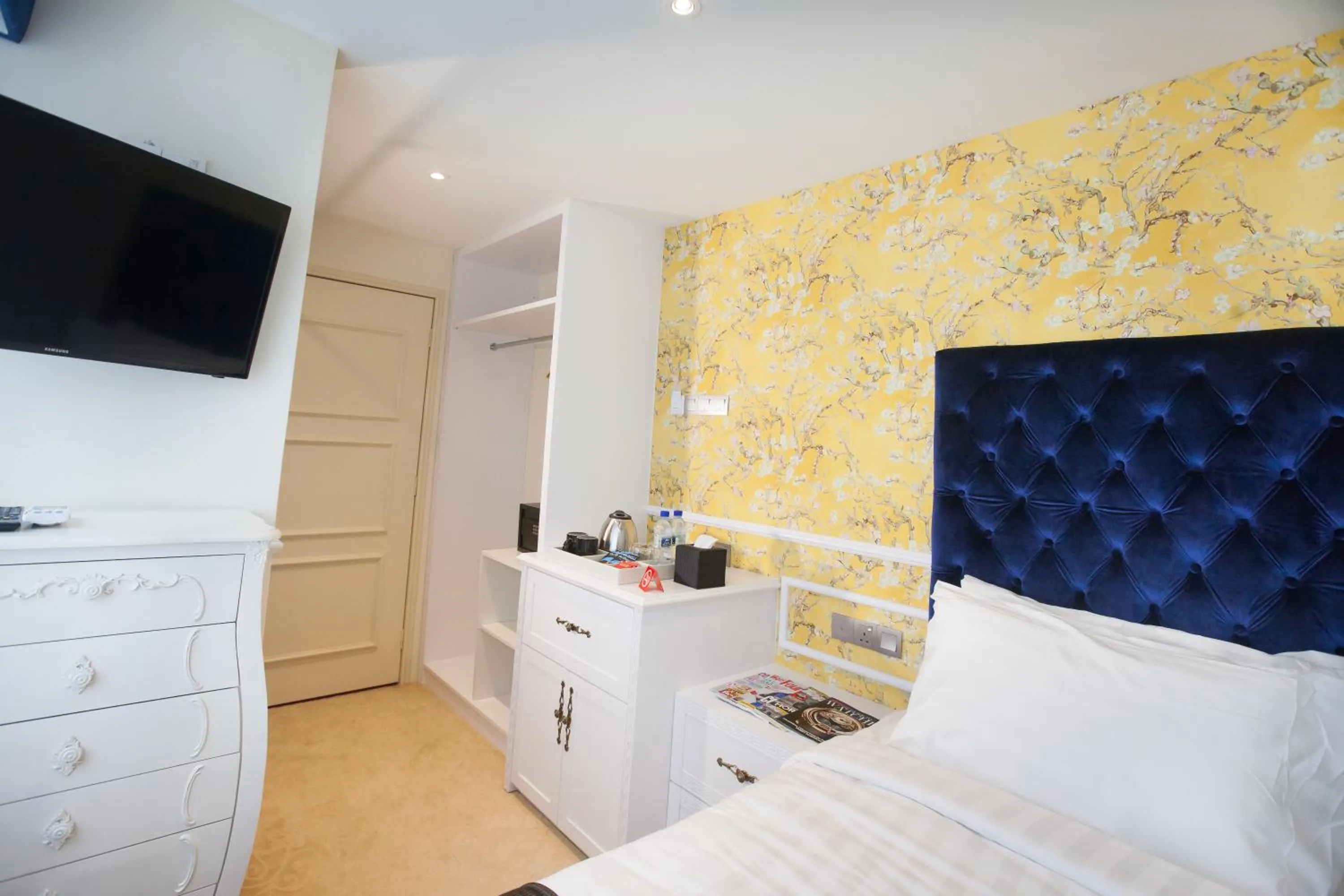 Photo of the whole room, Bed in Apple Heritage Hotel