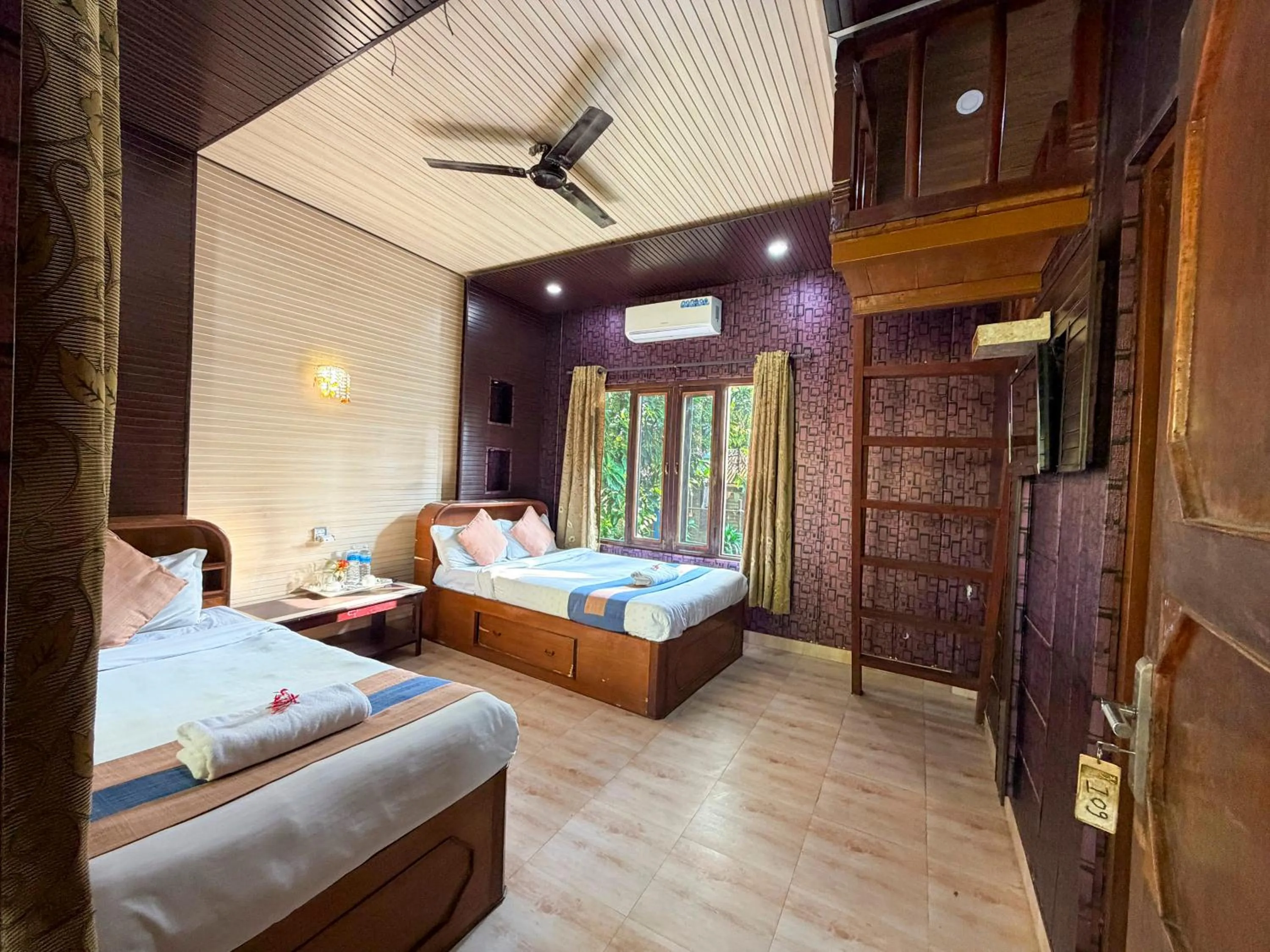 TV and multimedia, Bed in Chitwan Forest Resort with swimming pool , Chitwan National Park