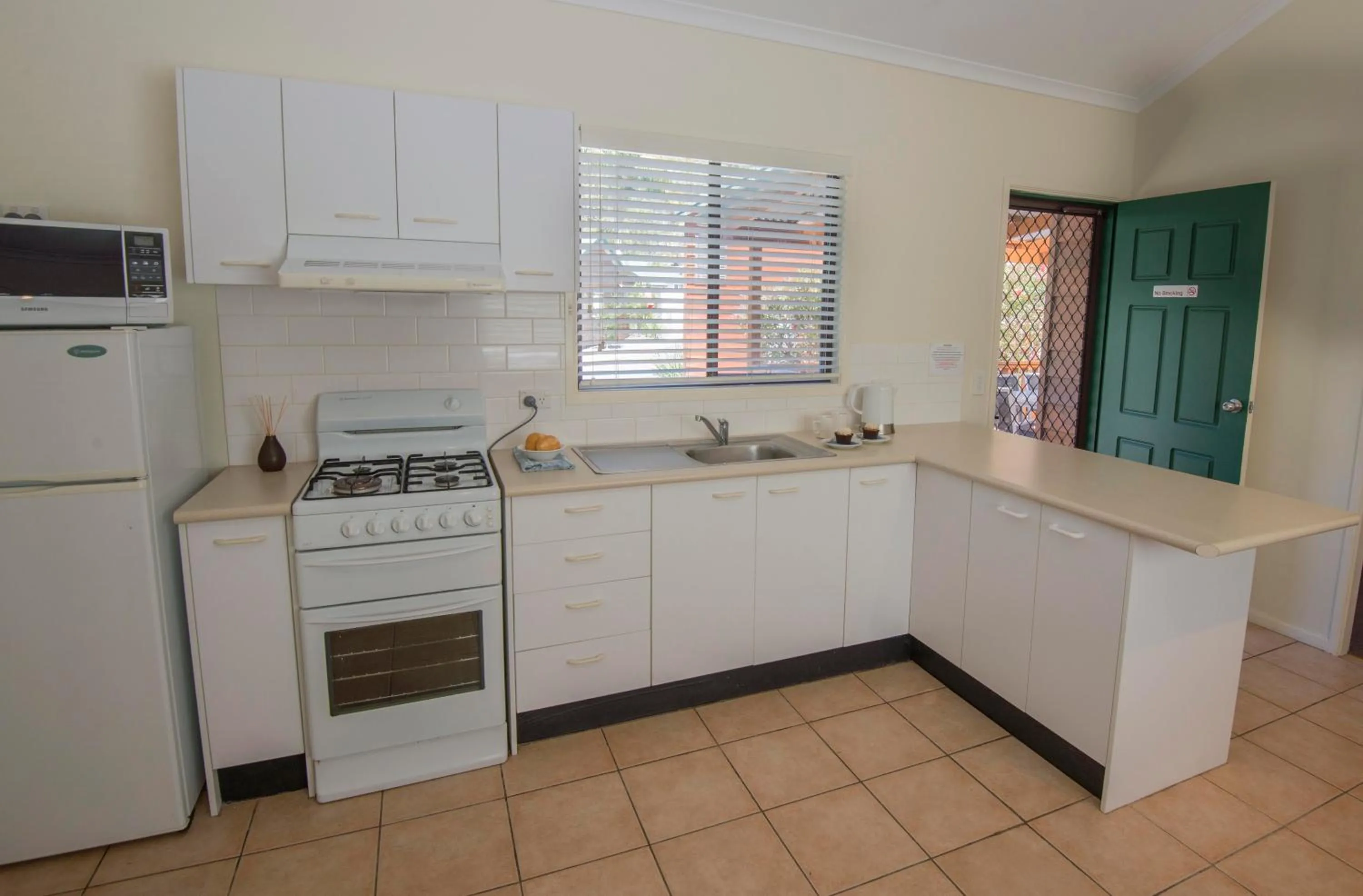 Kitchen or kitchenette in The Palms At Avoca