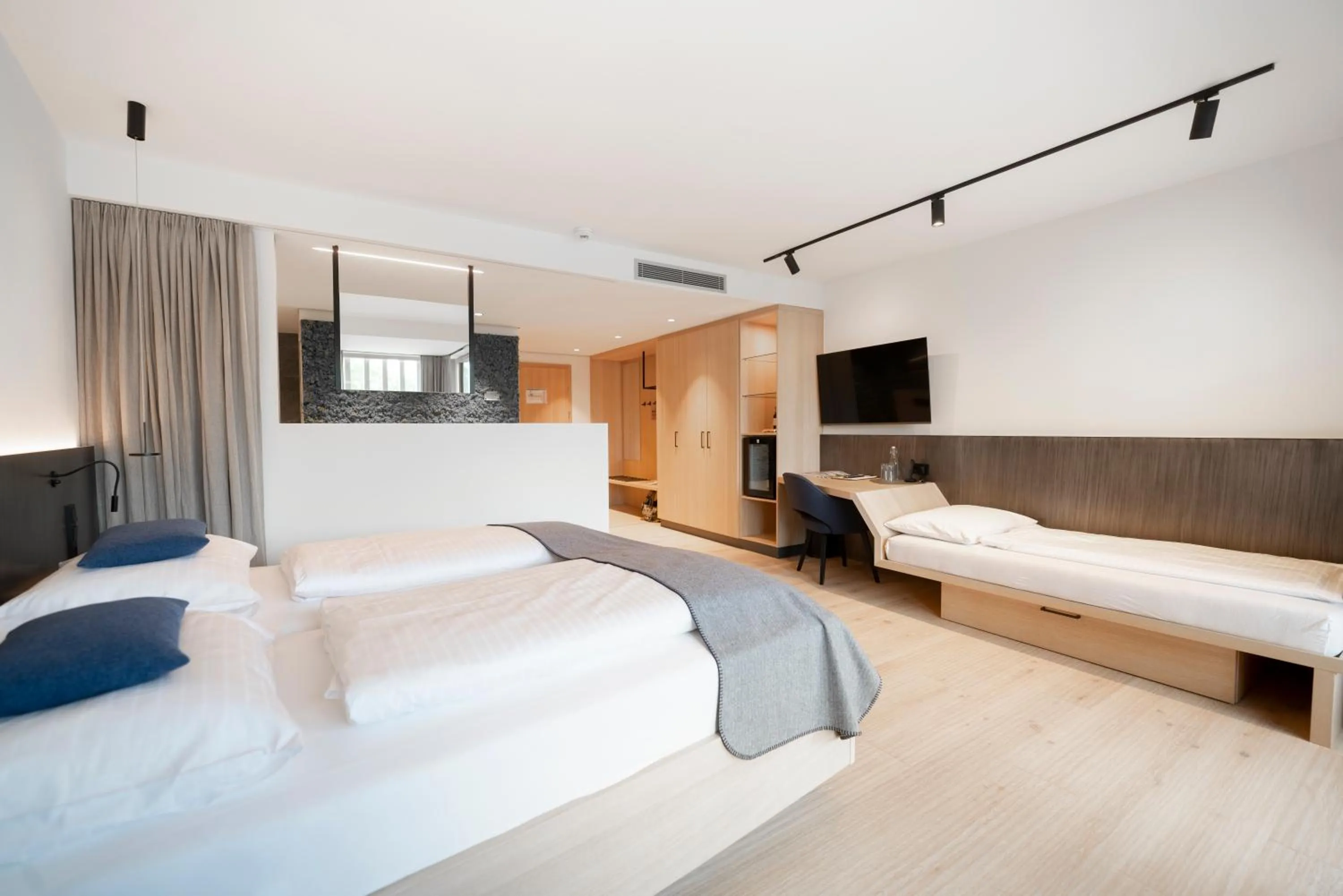 Photo of the whole room, Bed in Langwies Genussherberge