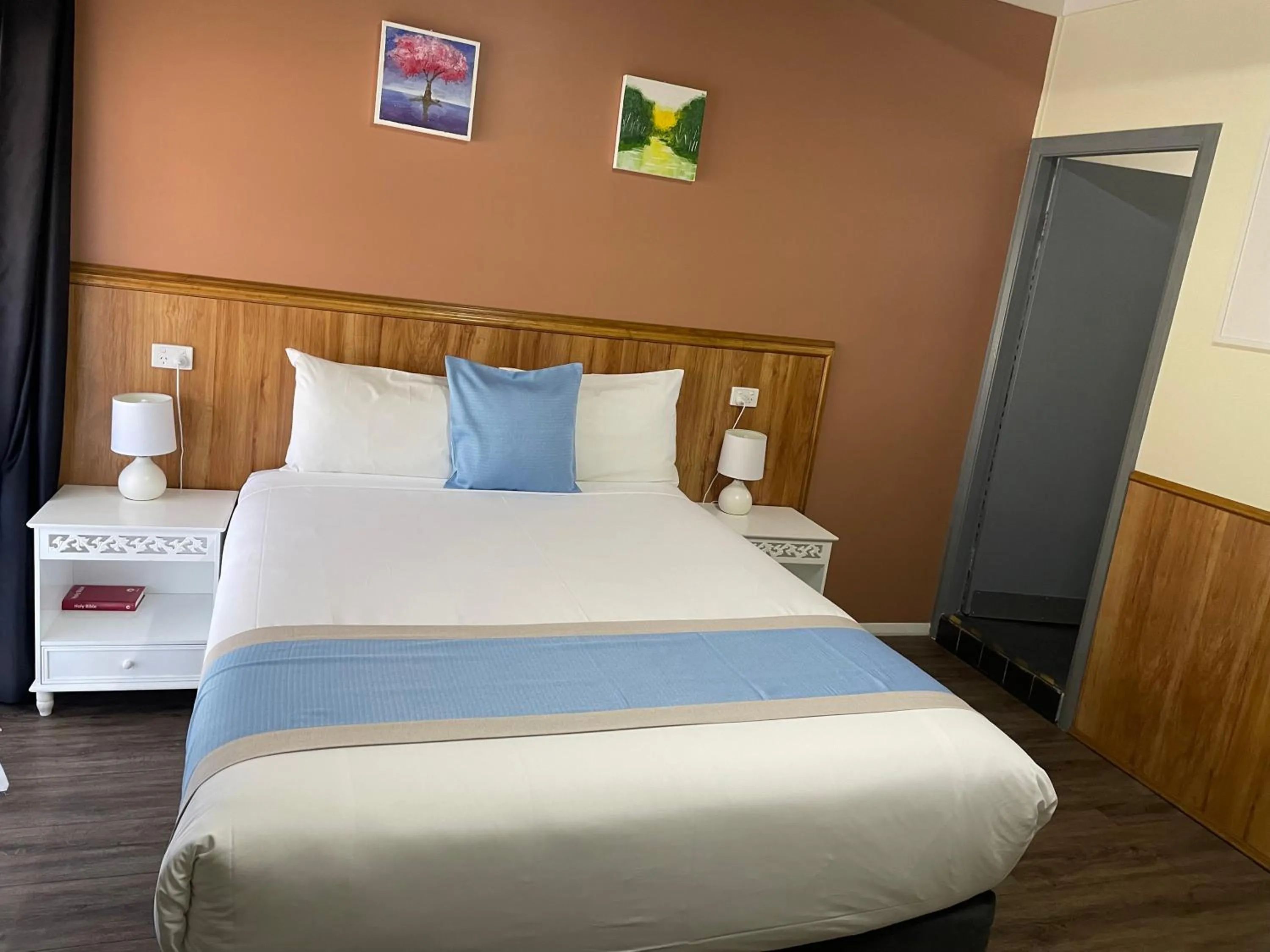 Photo of the whole room, Bed in Highway Motor Inn Taree