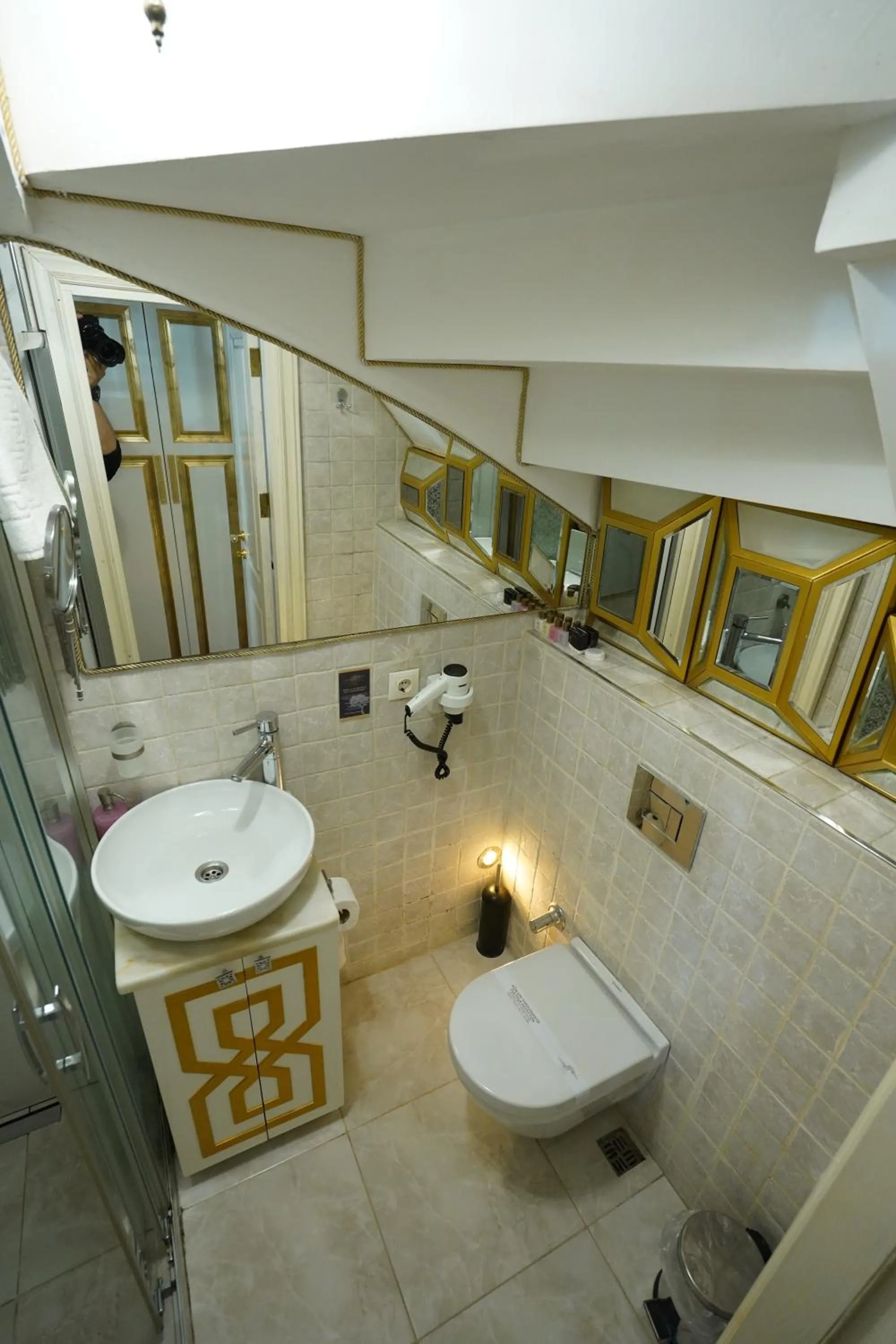 Toilet in Sultan Tughra Hotel