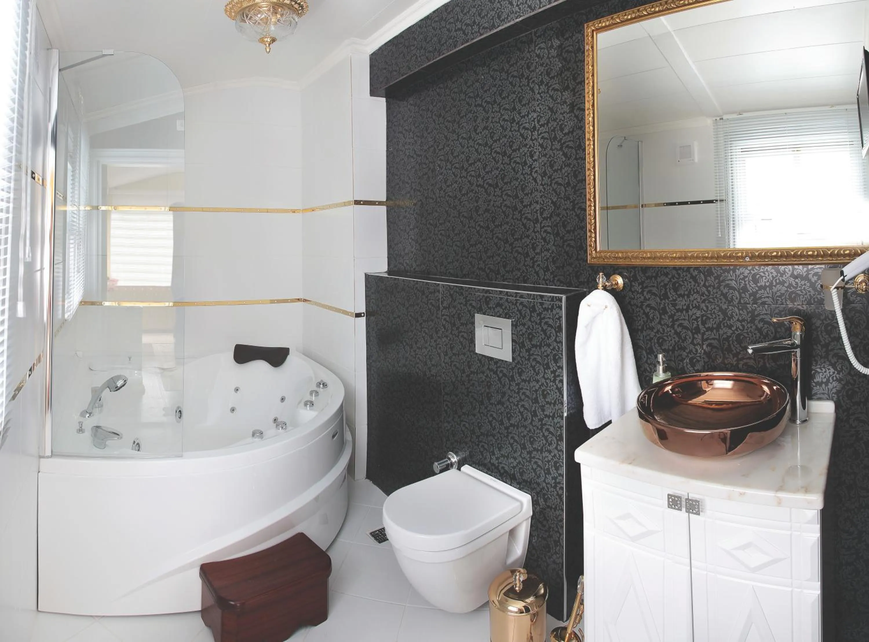 Toilet in Sultan Tughra Hotel