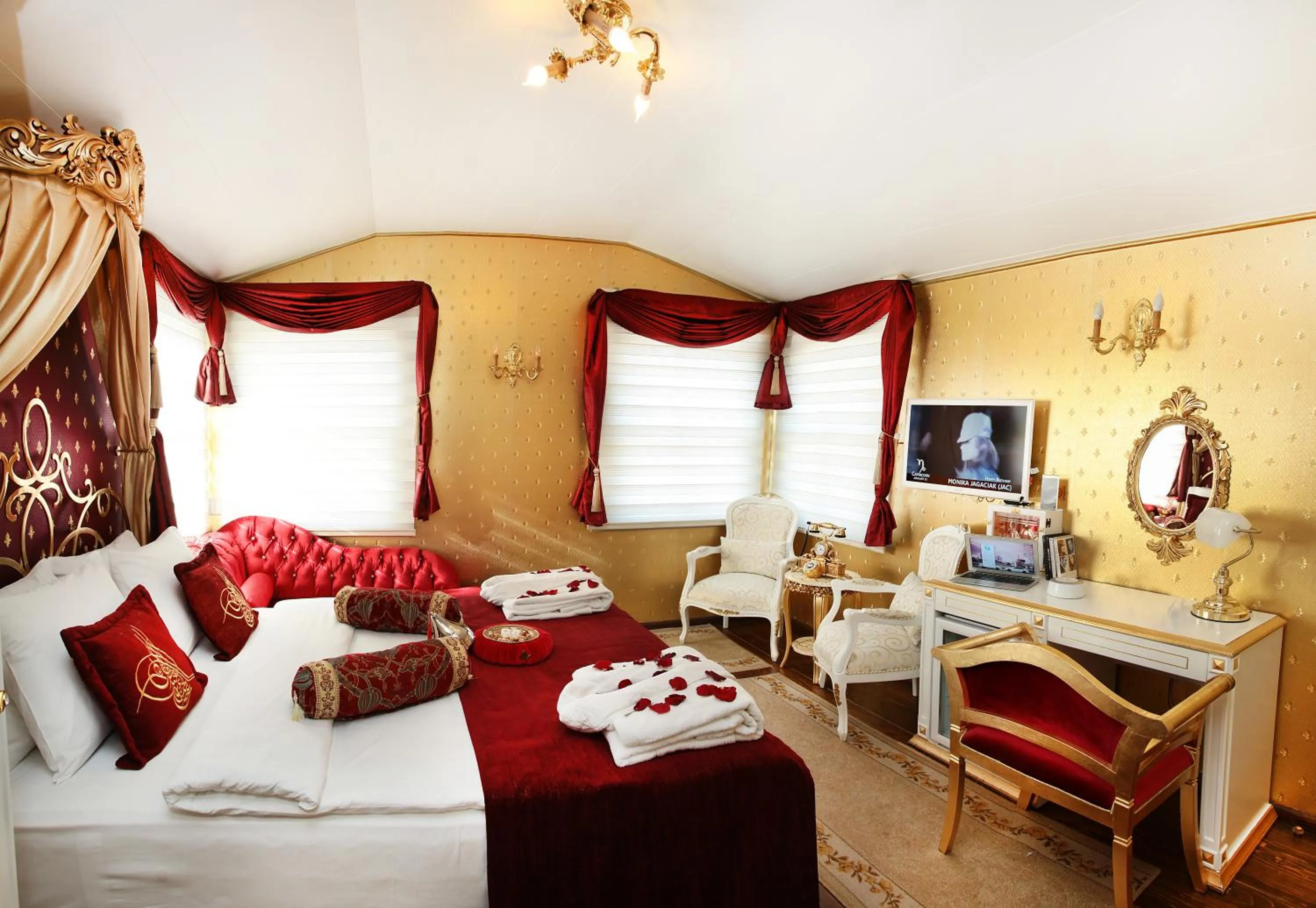 Photo of the whole room, Bed in Sultan Tughra Hotel