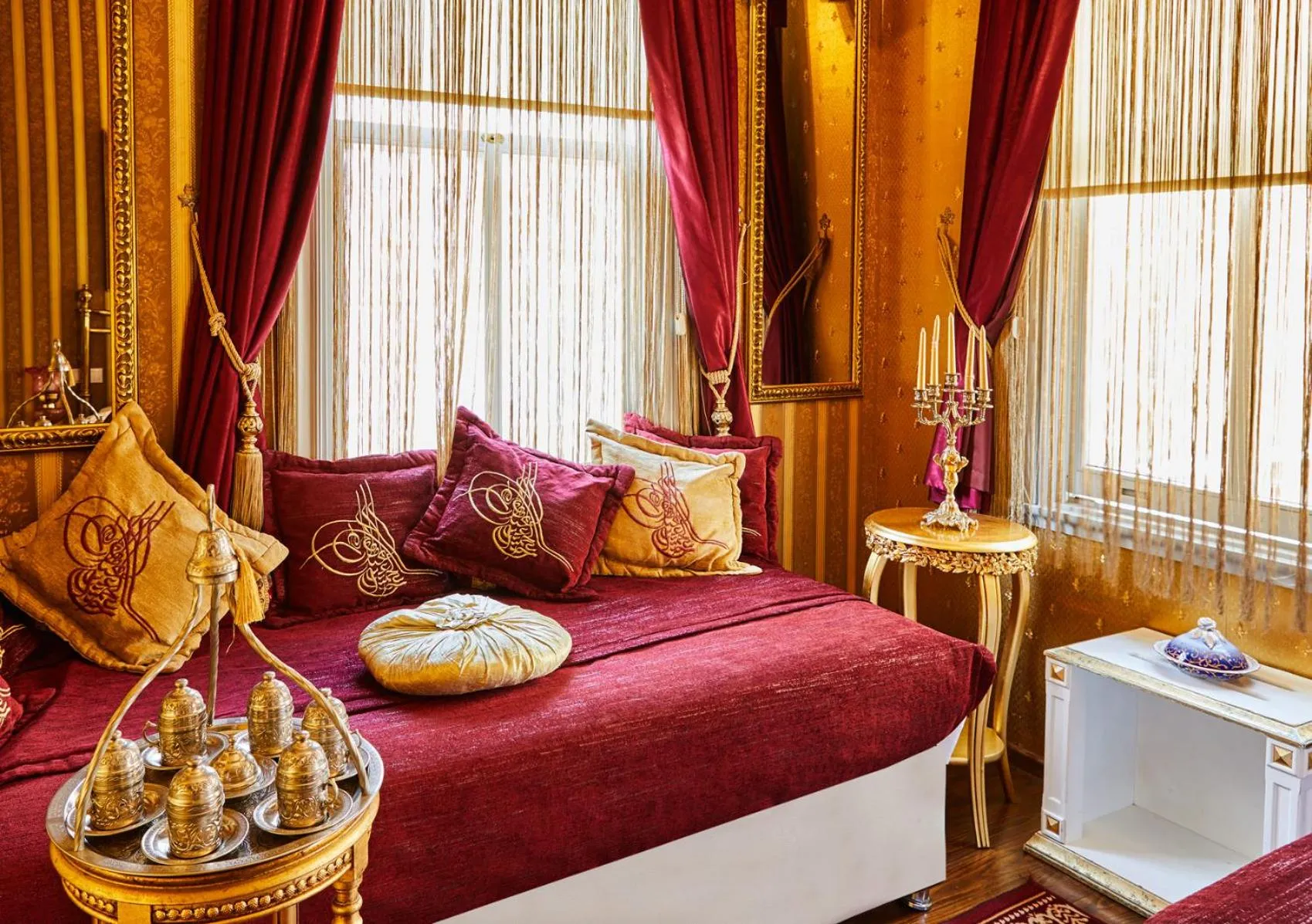 Photo of the whole room, Bed in Sultan Tughra Hotel
