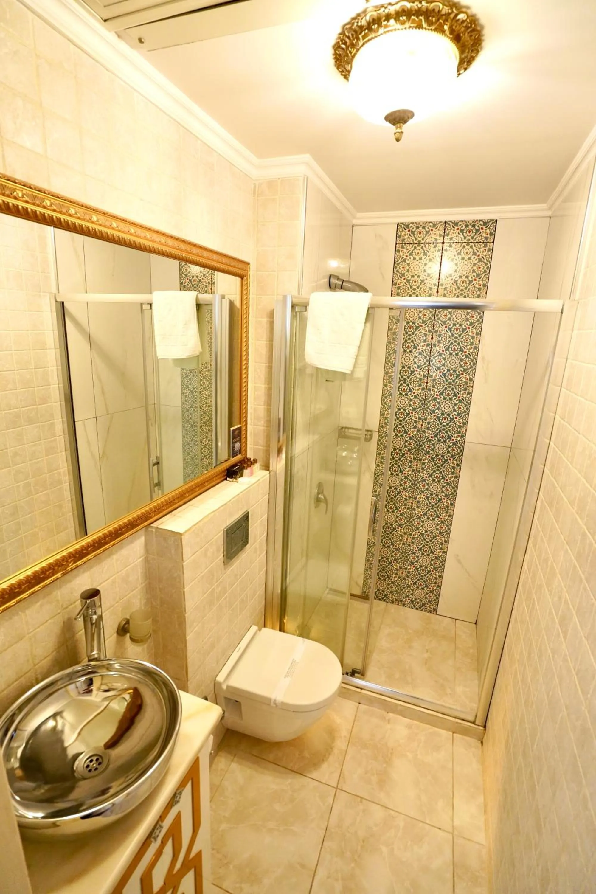 Toilet in Sultan Tughra Hotel