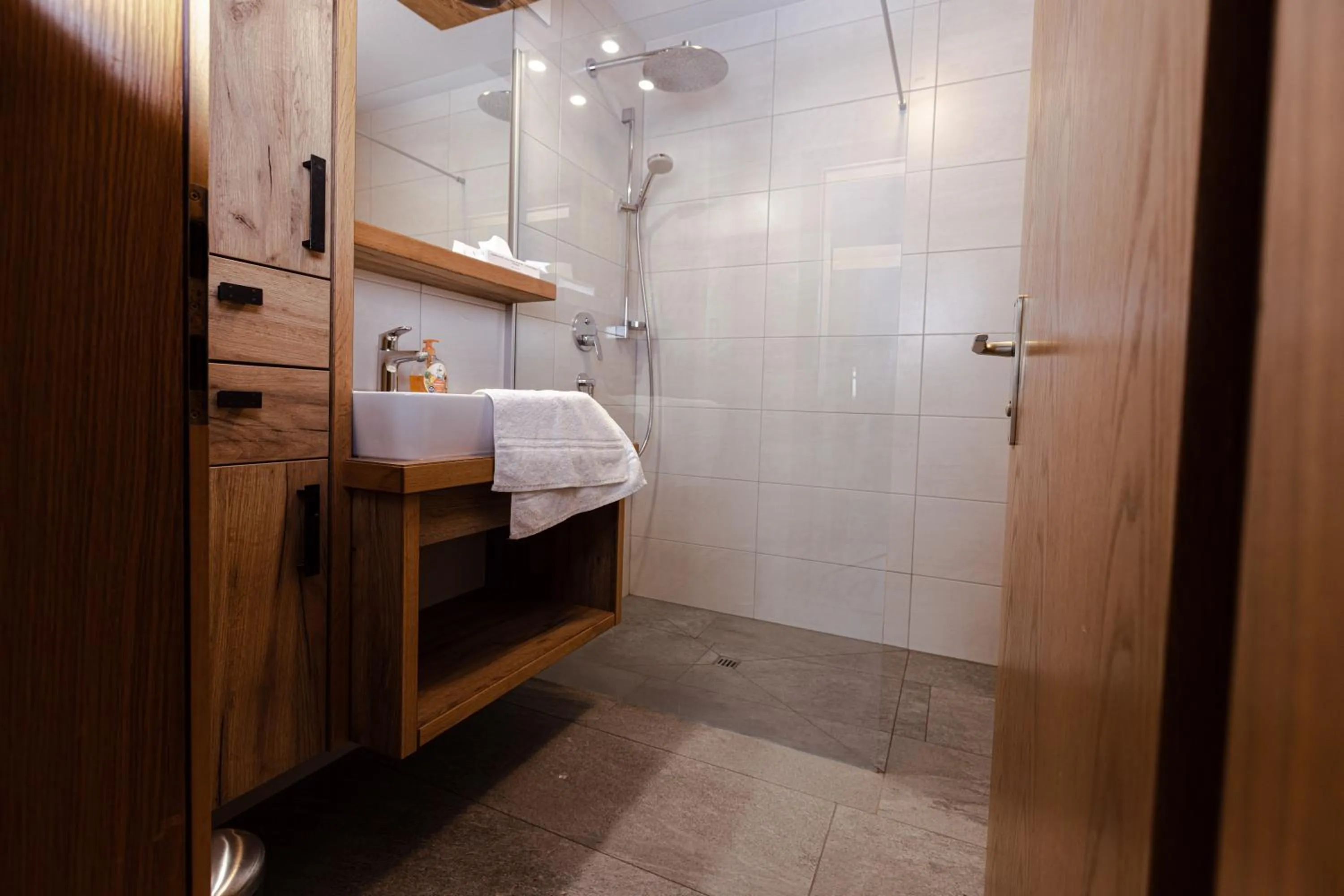 Bathroom, Bed in Kohlerhof - 4 Star Wellness & Active Hotel