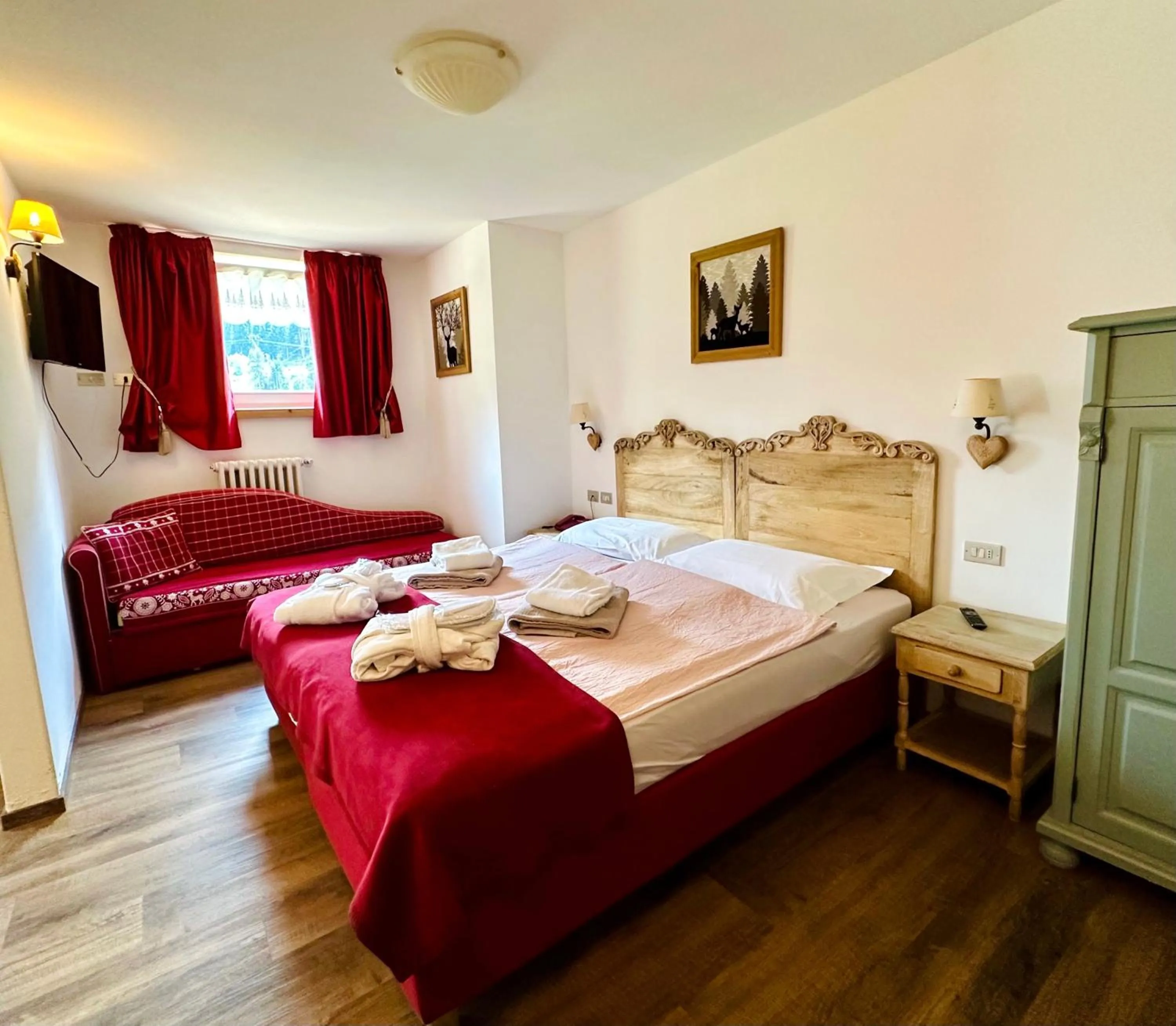 Bedroom, Bed in Alpen Family Hotel Someda