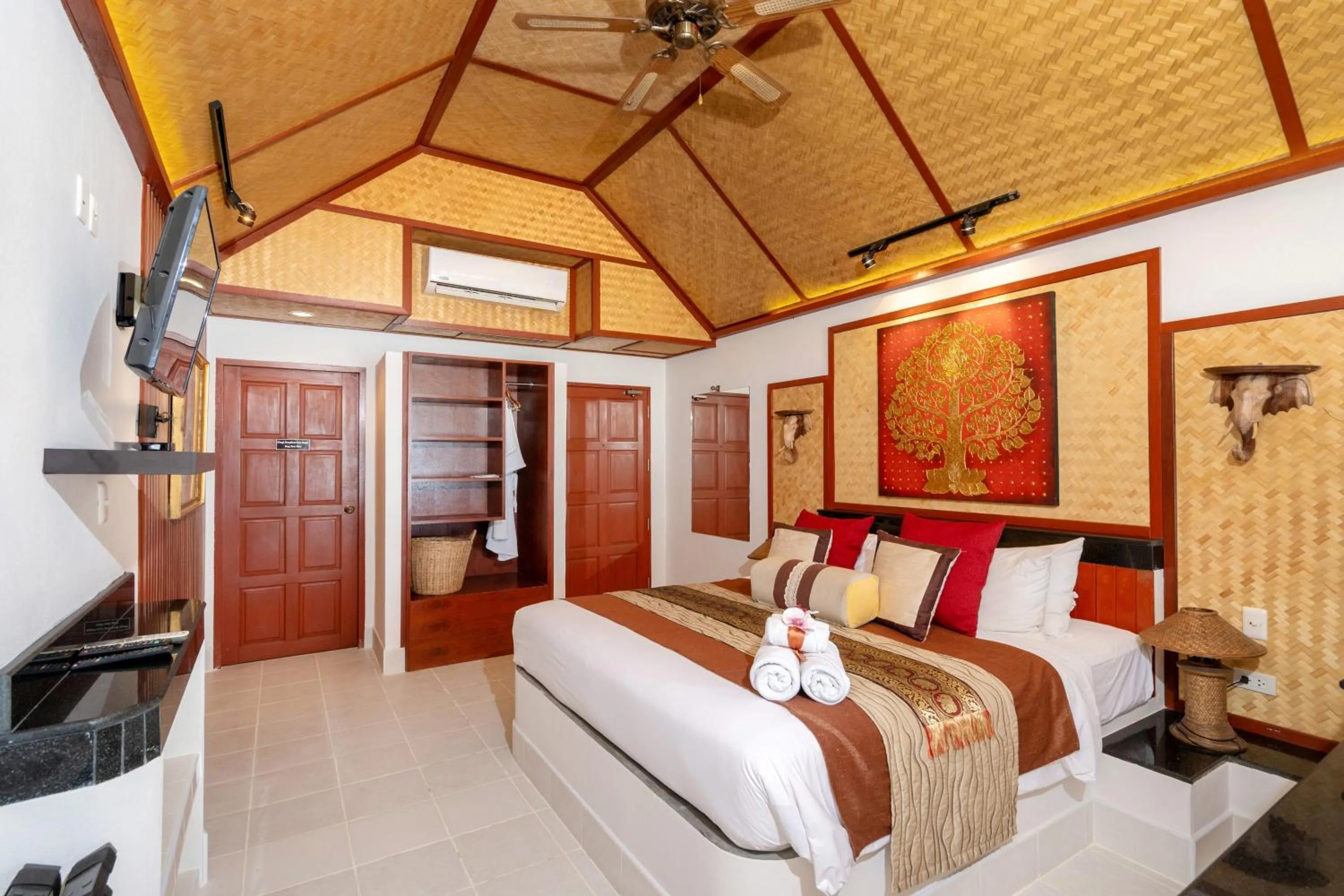 Bed in Friendship Beach Resort & Atmanjai Wellness Centre