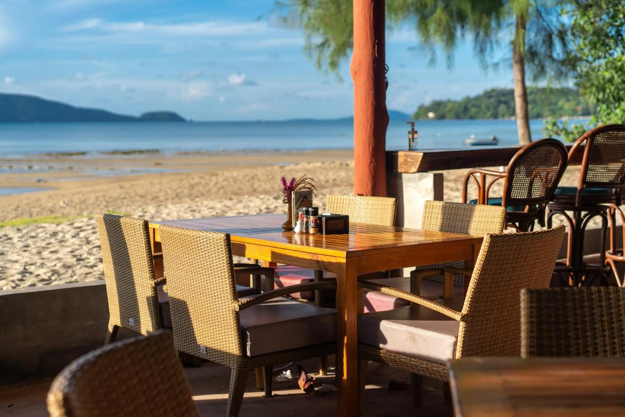 Restaurant/places to eat in Friendship Beach Resort & Atmanjai Wellness Centre