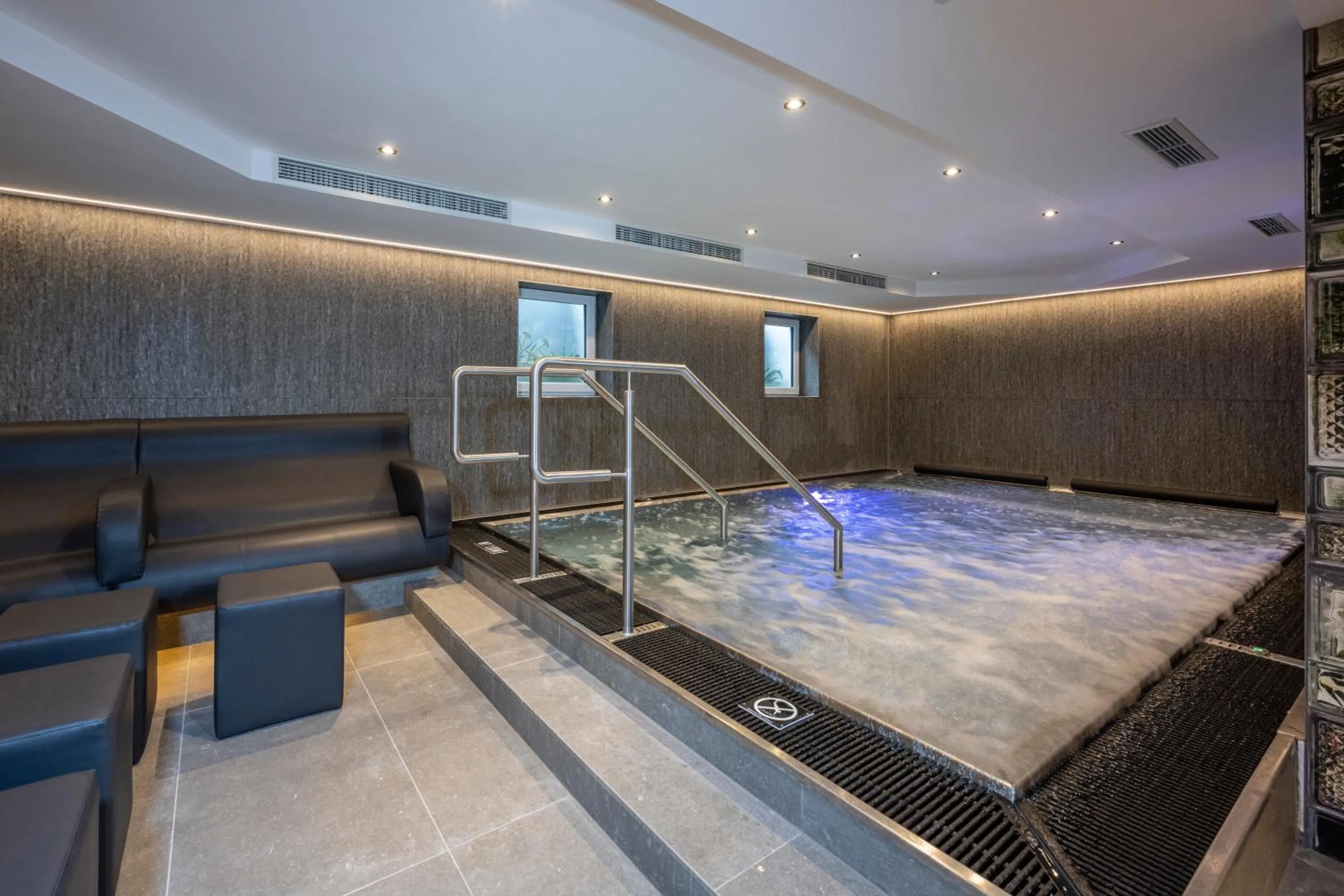 Hot Tub in Hotel Niederreiter