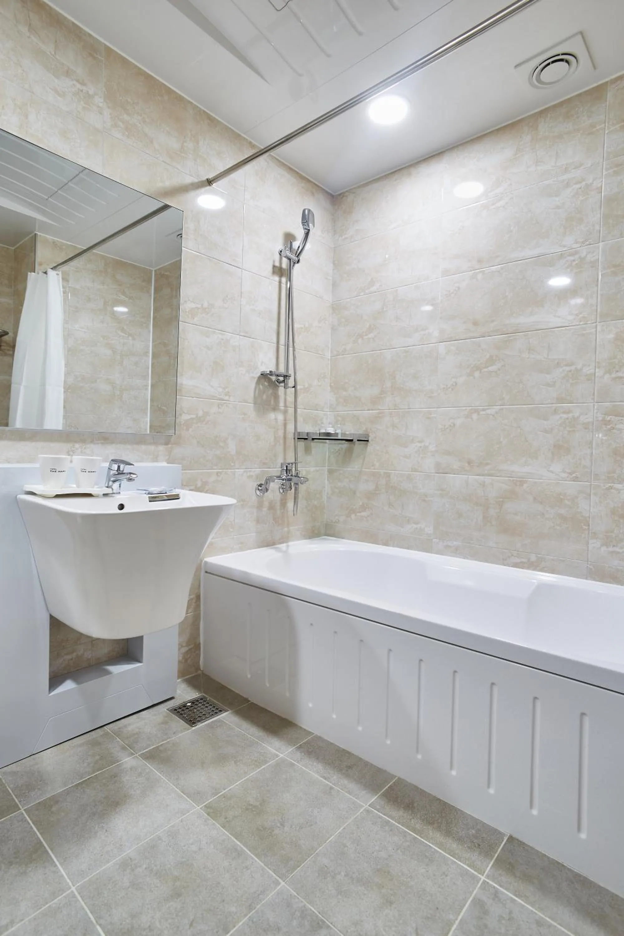 Bathroom in Hotel the maru