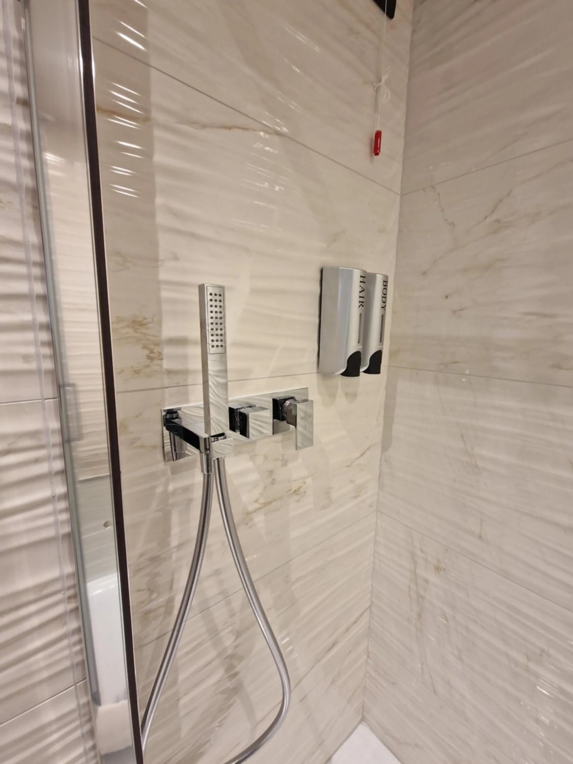 Shower in Beatus Suites And Rooms B&B