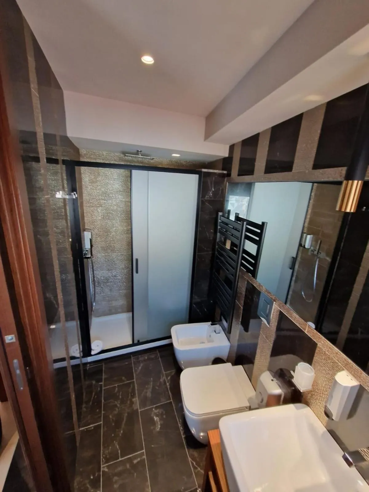Shower in Beatus Suites And Rooms B&B