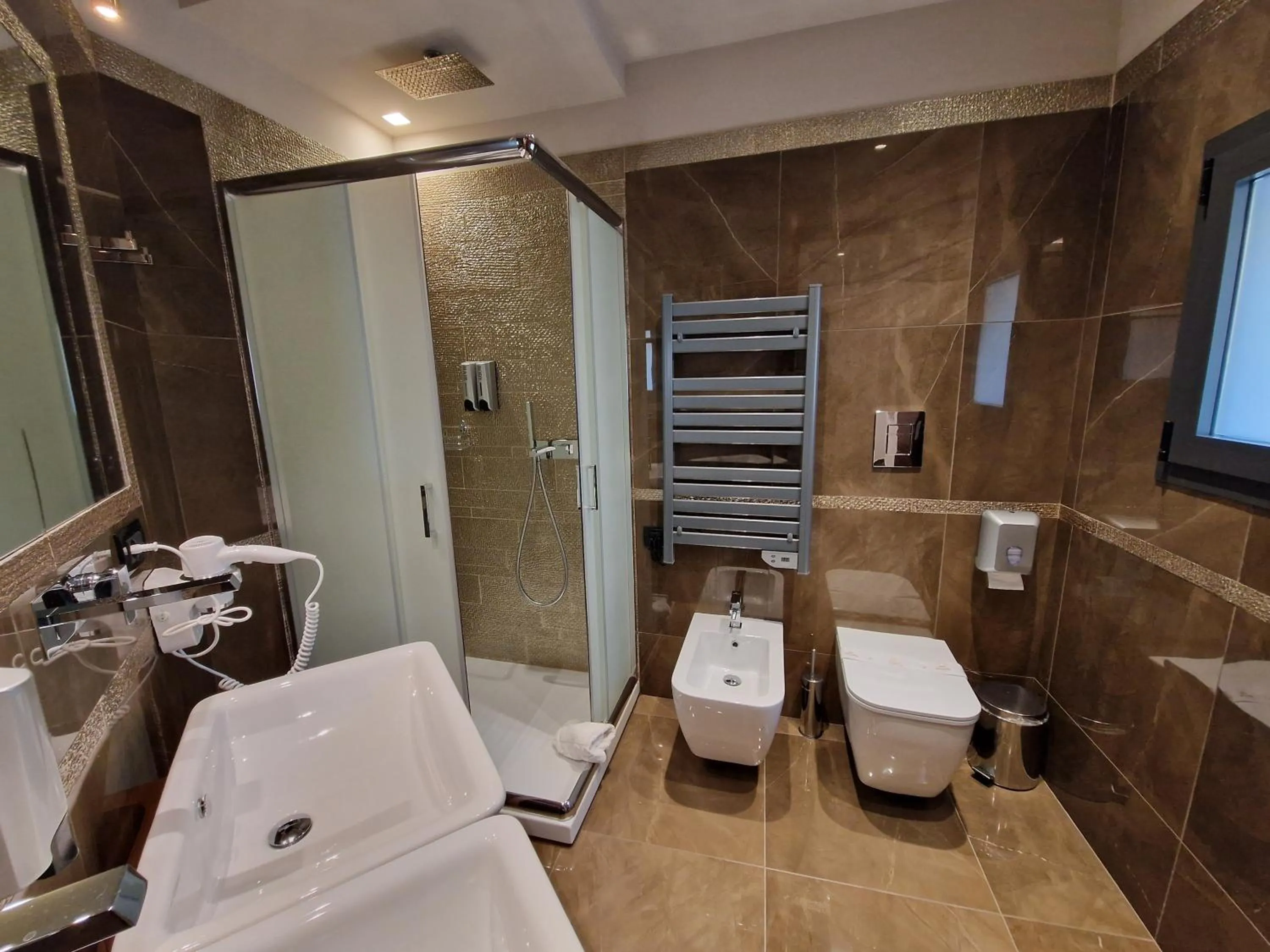 Shower in Beatus Suites And Rooms B&B