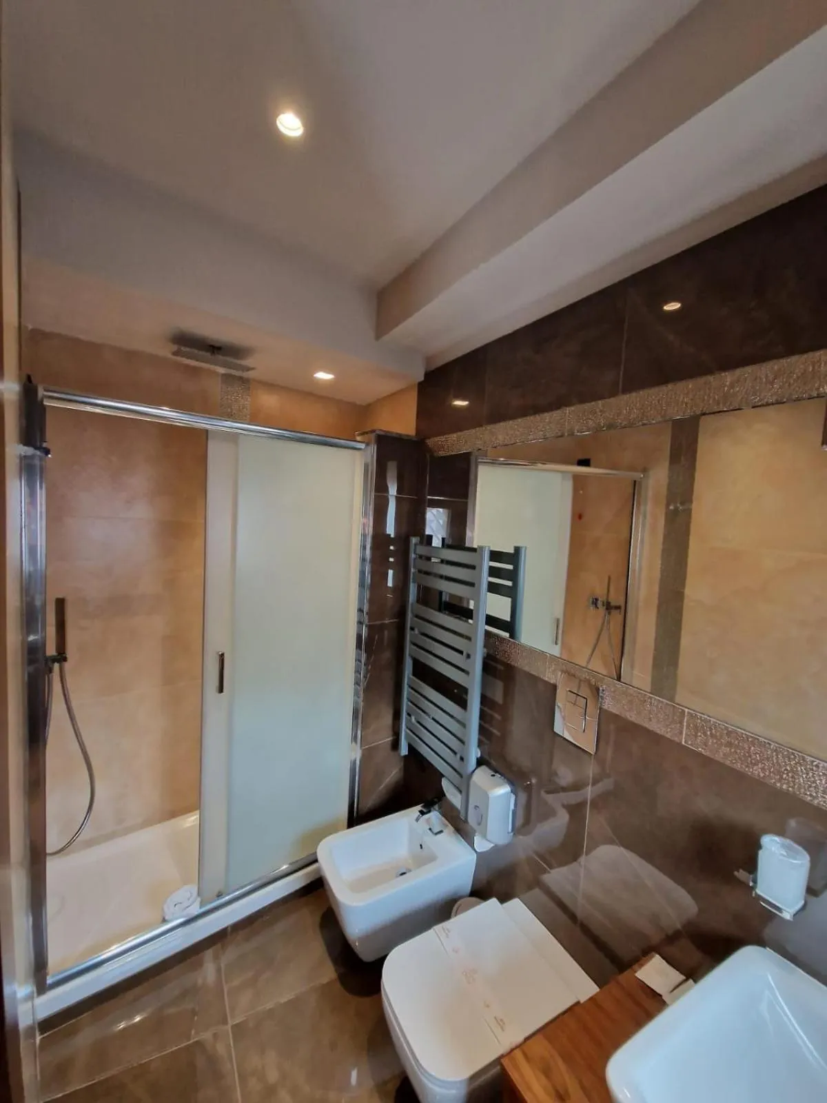 Shower, Bed in Beatus Suites And Rooms B&B