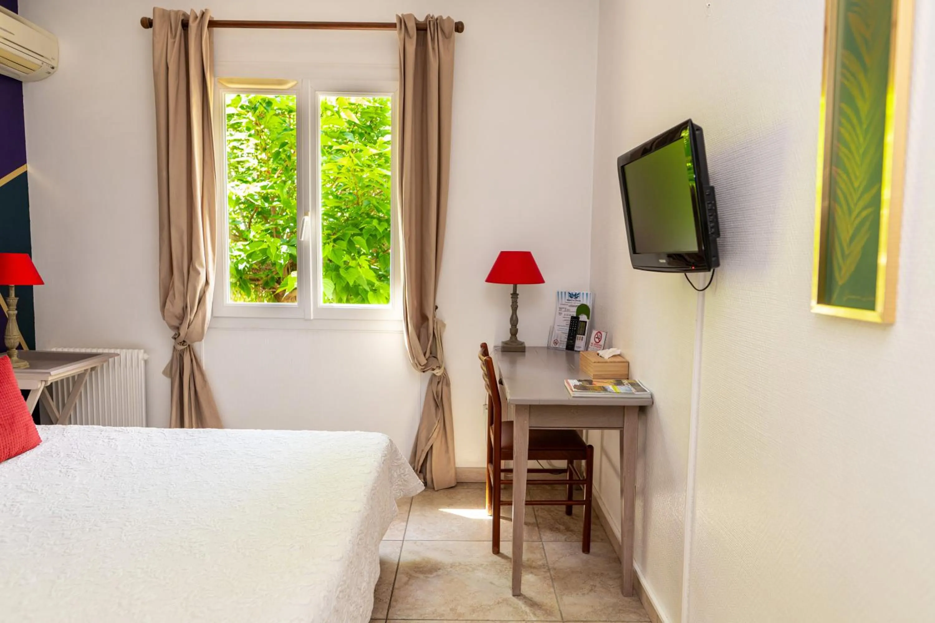 Bedroom, Bed in Hotel Les Oliviers