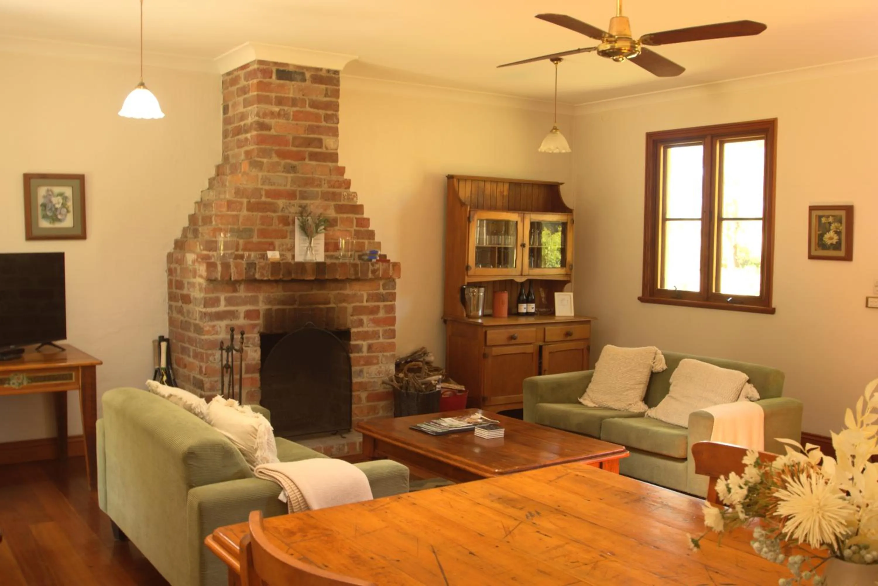 TV and multimedia in The Carriages Boutique Hotel and Vineyard