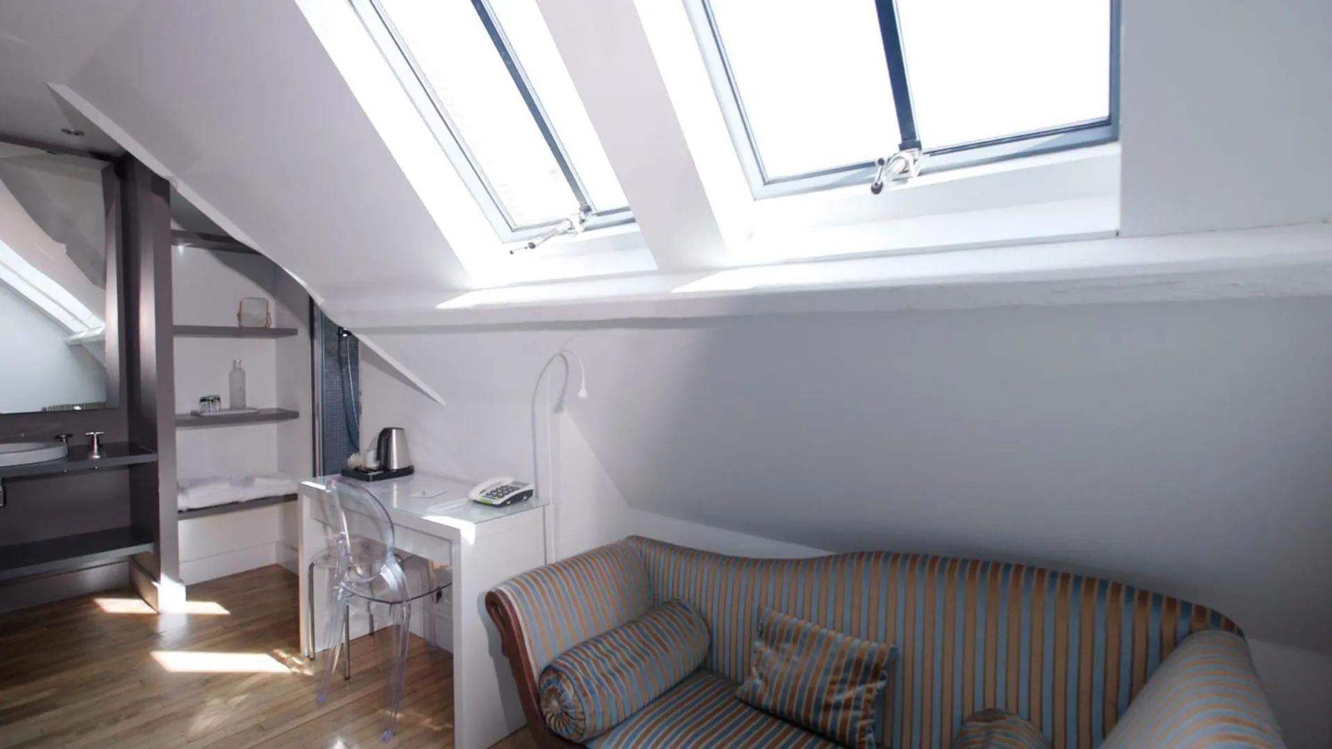 Photo of the whole room in Manoir Dalmore