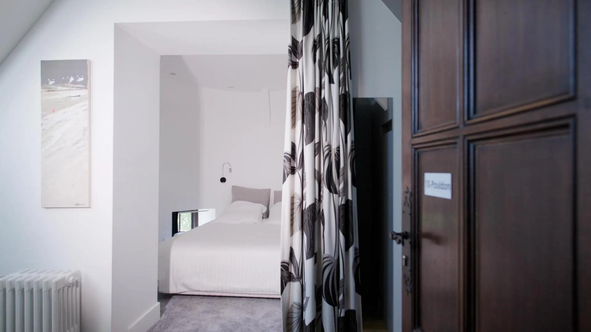 Photo of the whole room in Manoir Dalmore