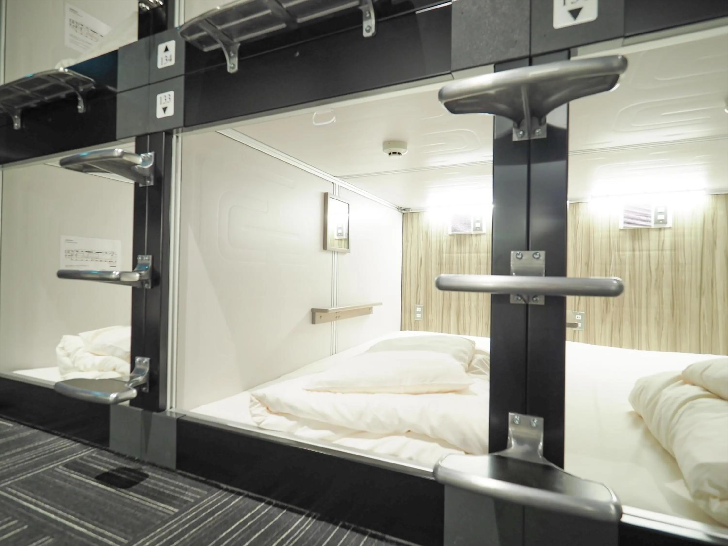 bunk bed, Bed in LEO YU Capsule Hotel Nishifunabashi
